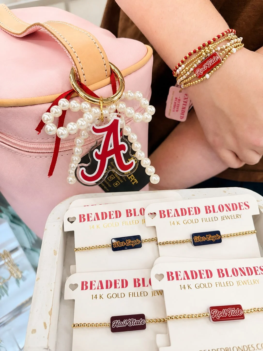 We LOVE when two of our favorite brands collaborate! 😍🎀✨

@jonhartdesign + @beadedblondes = the cutest game day combo! 🏈❤️

Add a Beaded Blondes bag charm to your favorite Jon Hart piece for the perfect personalized  look! ✨