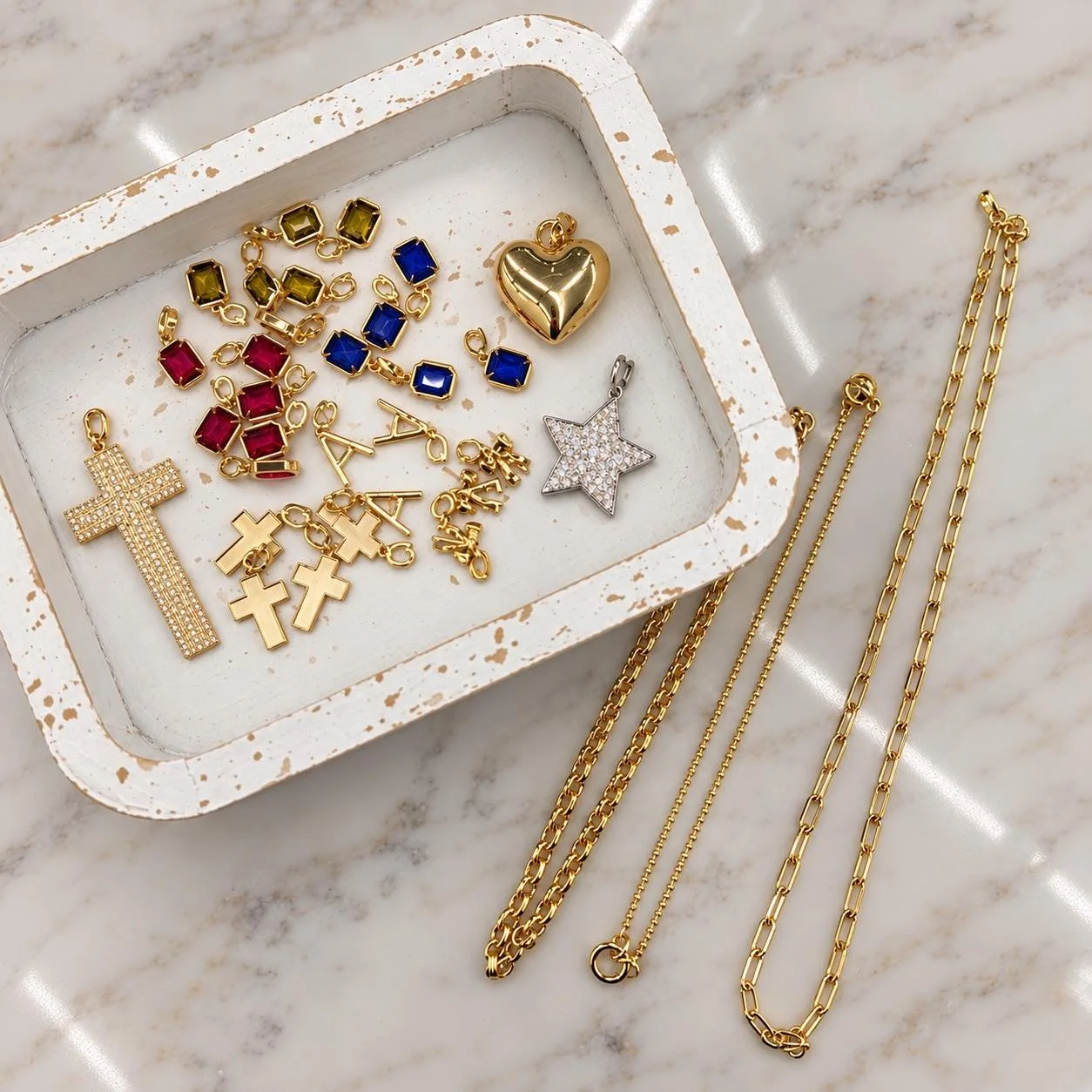 Make it yours!✨🤍
Choose from your favorite chain, add the charms that speak to you, and create a piece that&rsquo;s totally your style! From initials and birthstones, to crosses, hearts, and a little extra sparkle , we have plenty of charms and chai