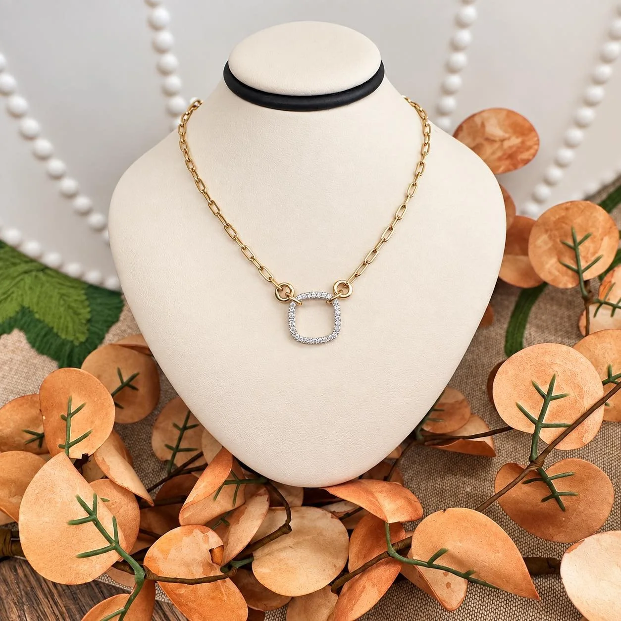 The perfect mix of classic and modern.✨🤍 This gold chain with just the right touch of sparkle is an easy statement piece that can take you from everyday outfits to a night out! 🤩✨