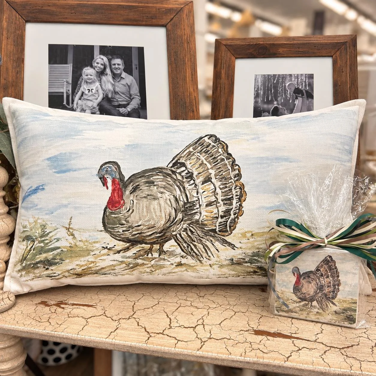 A little watercolor charm for the season! 
From pillows to coordinating towels and artwork , these pieces are the perfect way to bring warm, outdoorsy touch to your fall home!🦌🦃🤎