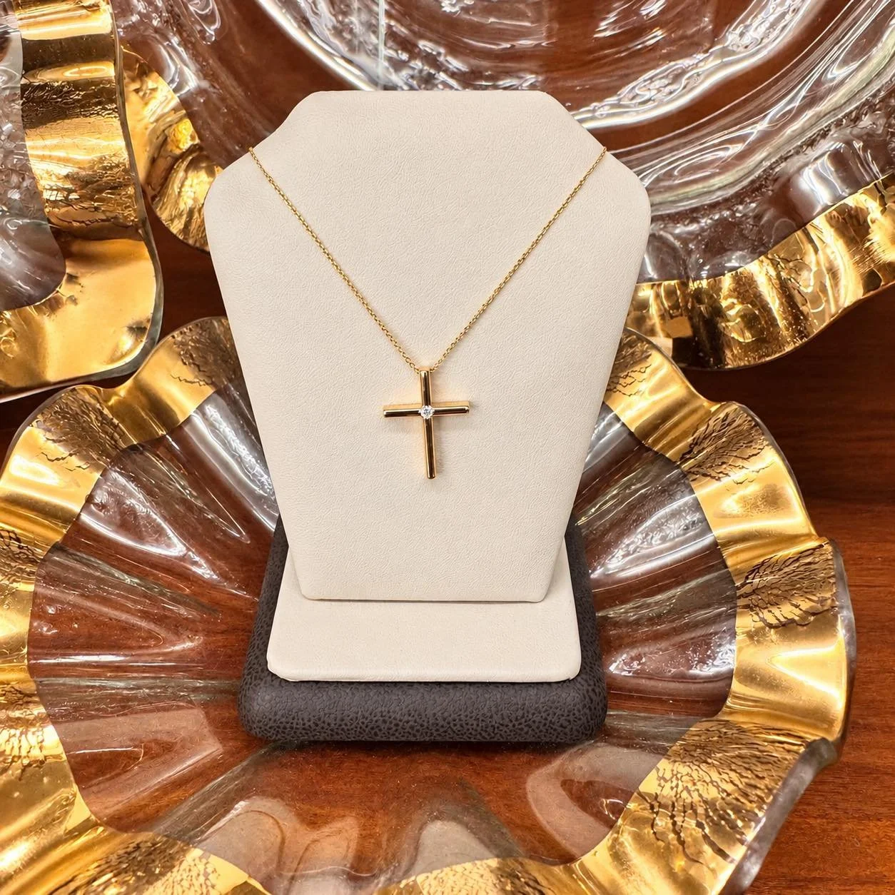 A timeless symbol of faith with a touch of sparkle!✨✨