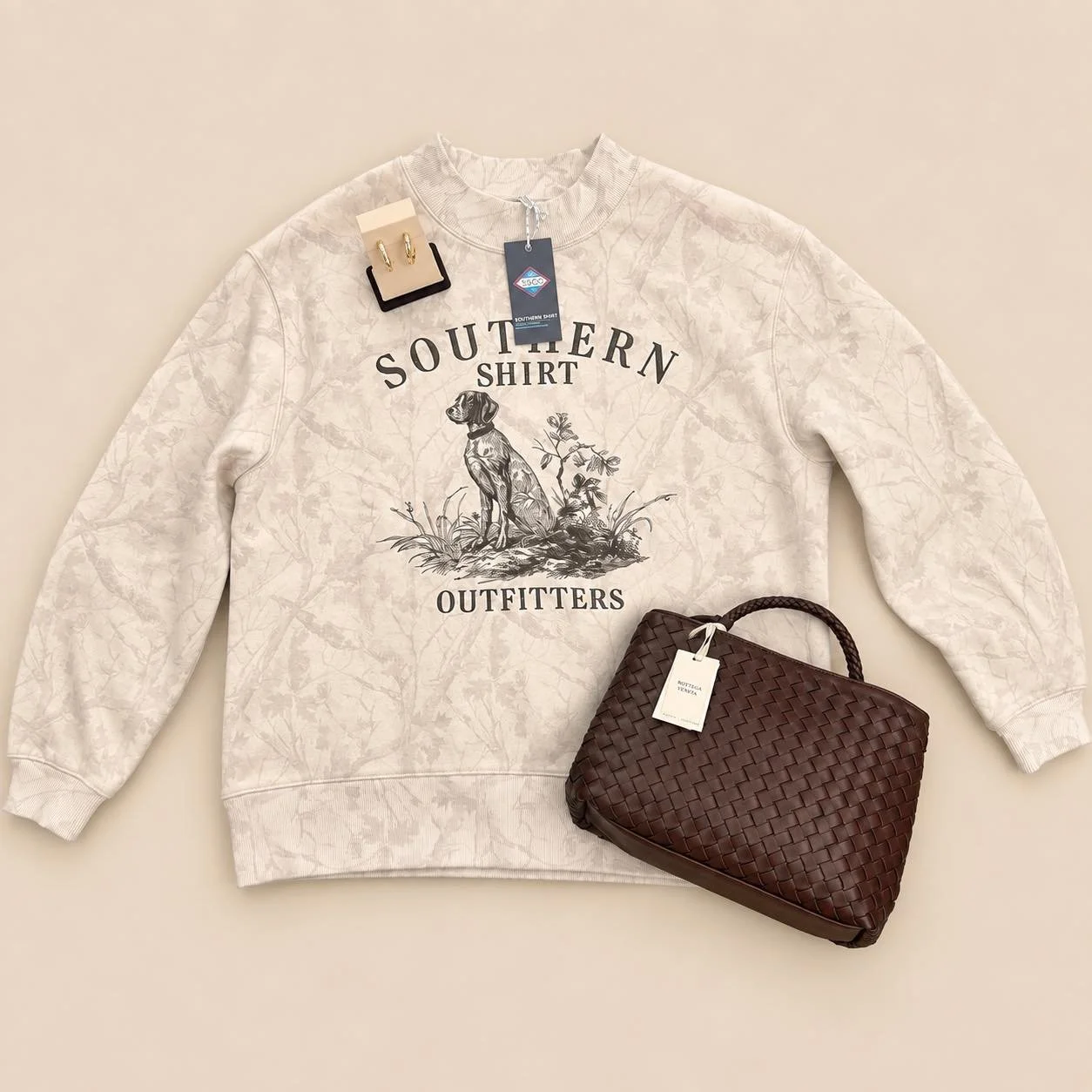 Casual fall style with a little southern charm!🍂🤎
This Southern Shirt mock neck paired with Maya J CZ hoops, and a Katie Loxton woven bag makes the perfect easy outfit for cooler days!✨