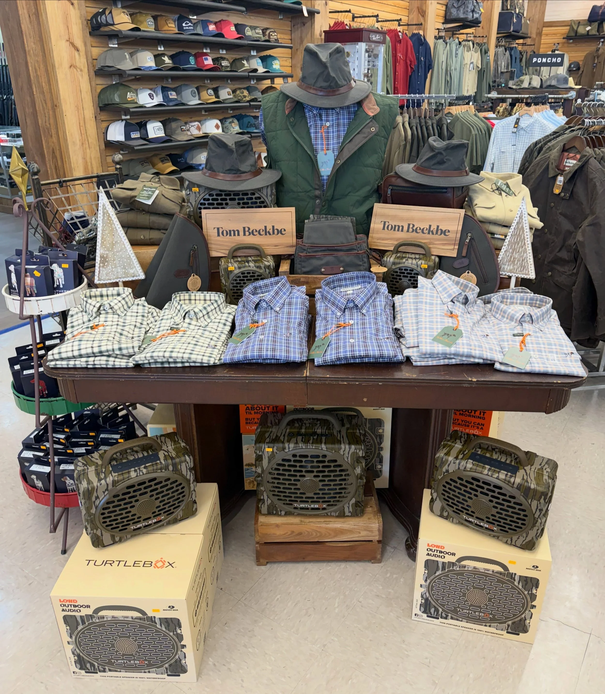 🔥 TOM BECKBE! 🔥

Classic style meets outdoor tradition, and we are HERE FOR IT! 😍🍂

From quilted vests and waxed outerwear to timeless button-downs, hats, and accessories, this lineup is hard to beat! 🤎🌿

PLUS, check out the Tom Beckbe x Ducks 
