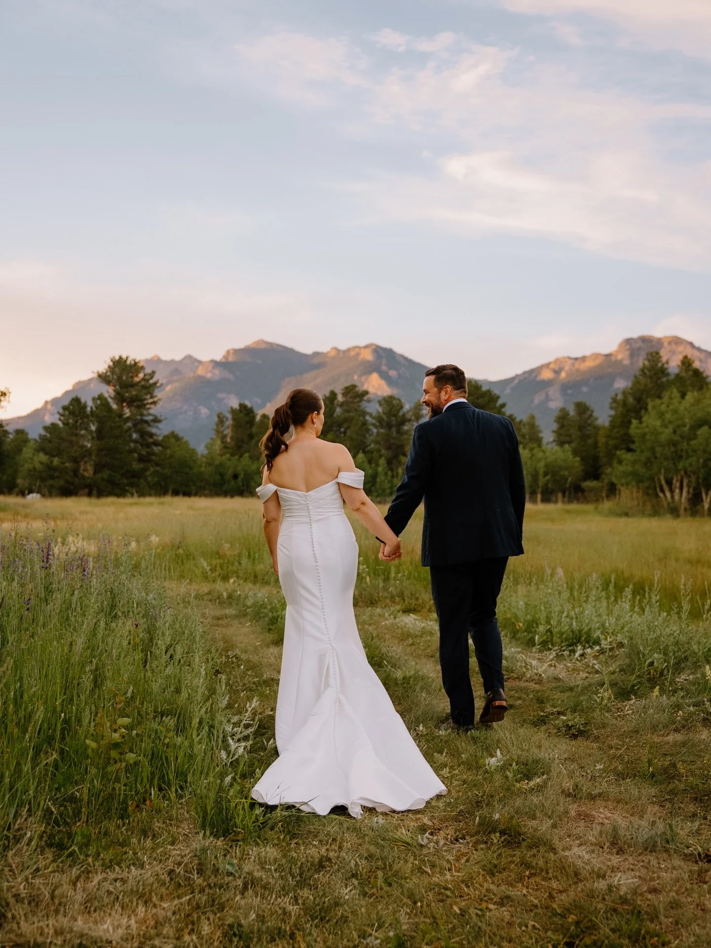 Here are some of my favorite &ldquo;faceless&rdquo; photos from this beautiful Colorado wedding💐🗻🤍

Faceless moments are so important to your gallery and telling the story of your day. They show the quiet, in-between touches, and those moments are