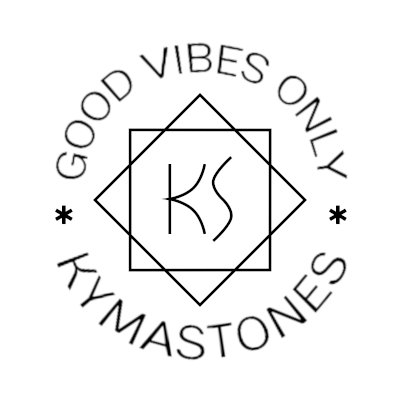 Logo avec le texte 'Good Vibes Only' et 'Kymastones', insérant un monogramme 'KS' au centre.