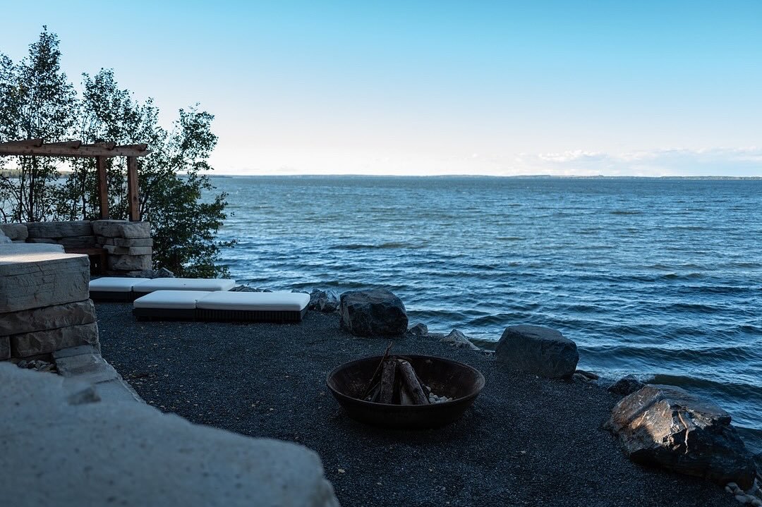 Integrating Natural Elements for Beauty and Sustainability: Lakeside Hardscaping 🌿💧
⠀⠀⠀⠀⠀⠀⠀⠀⠀
At Blue Isle Landscaping, we believe the best designs are those that work in harmony with nature. By incorporating natural elements like stone, fire featu