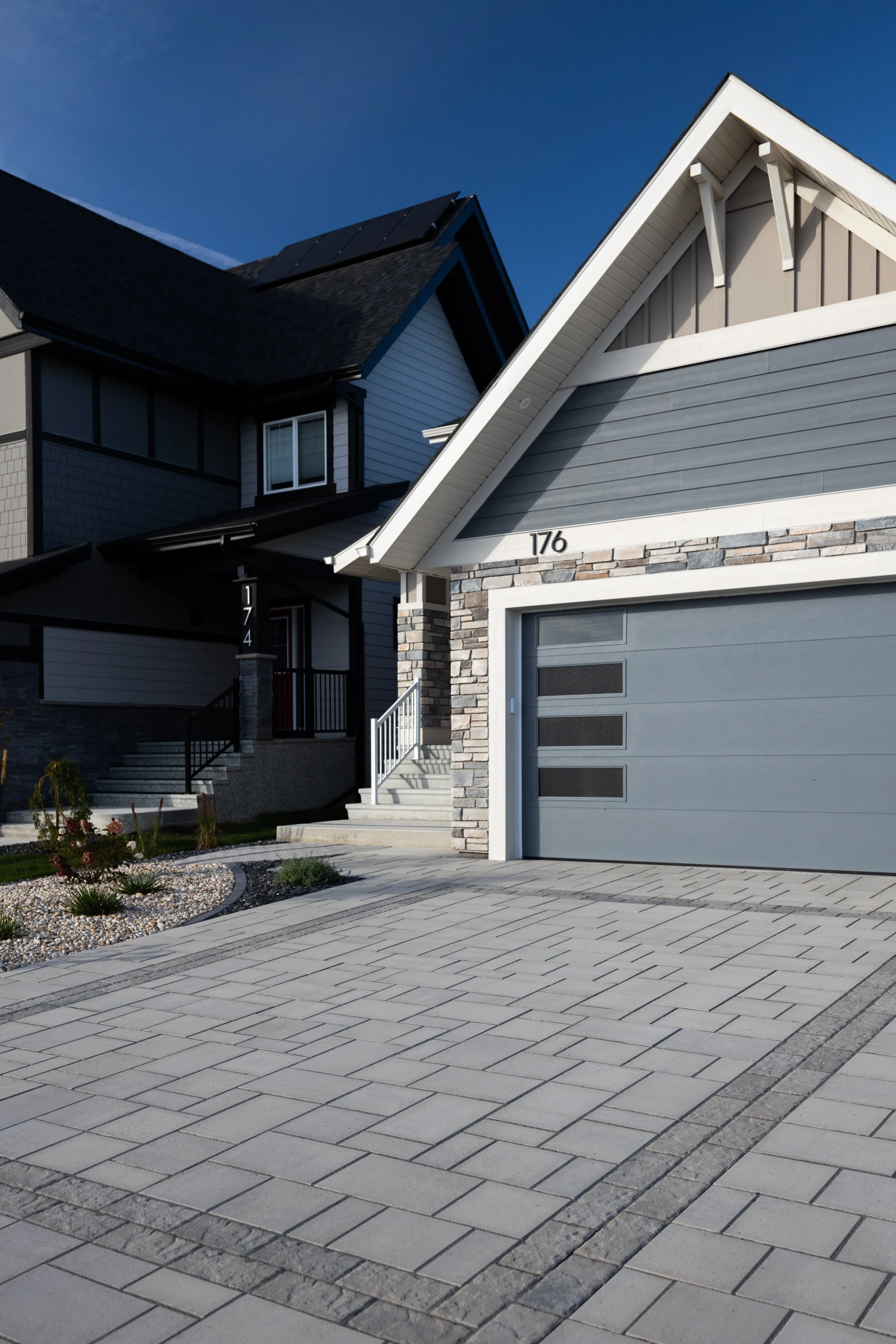 Sleek paving stone priveway in greyed nickel with a slate inlay texture detail