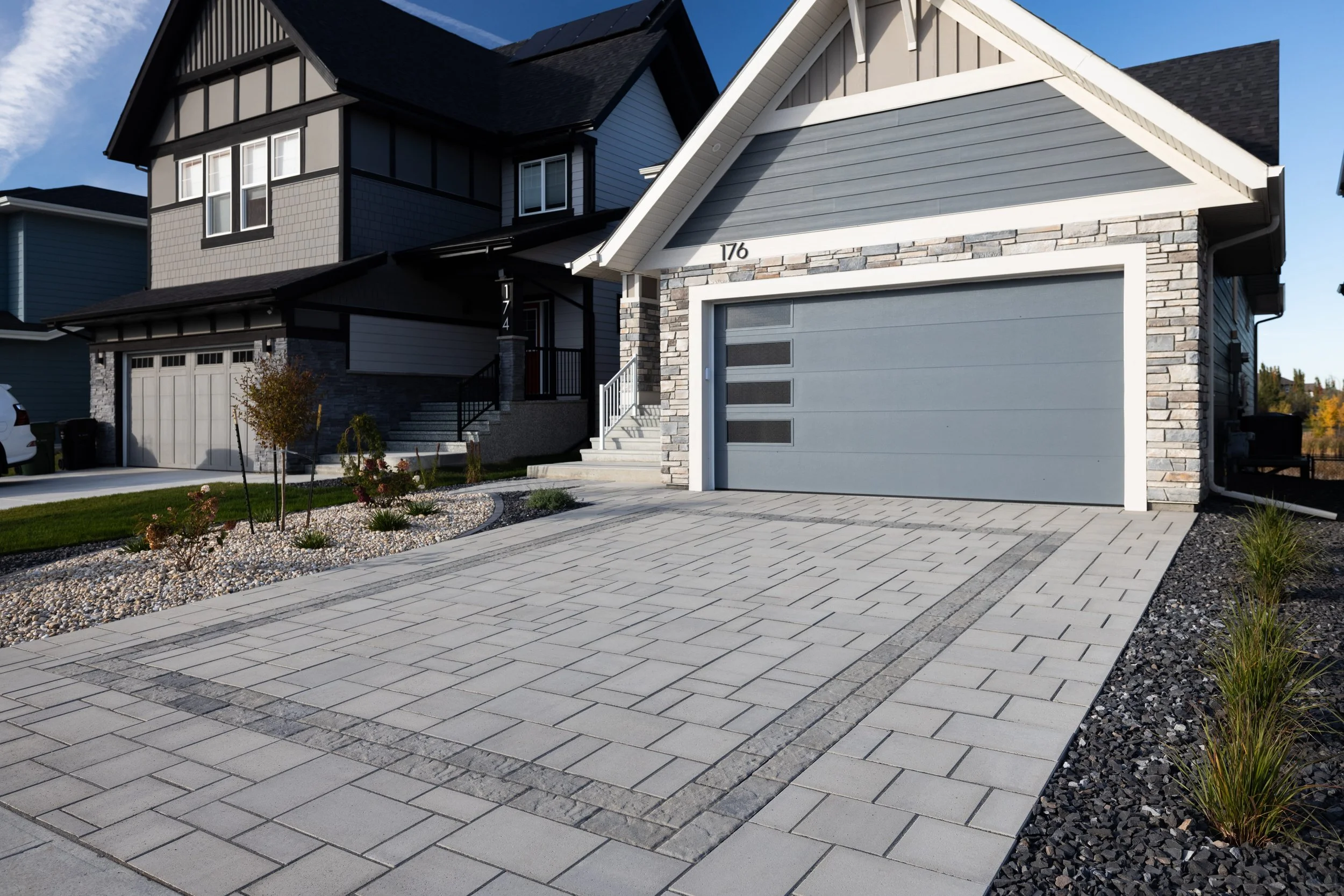 Paving stone driveway with inlay paver lay