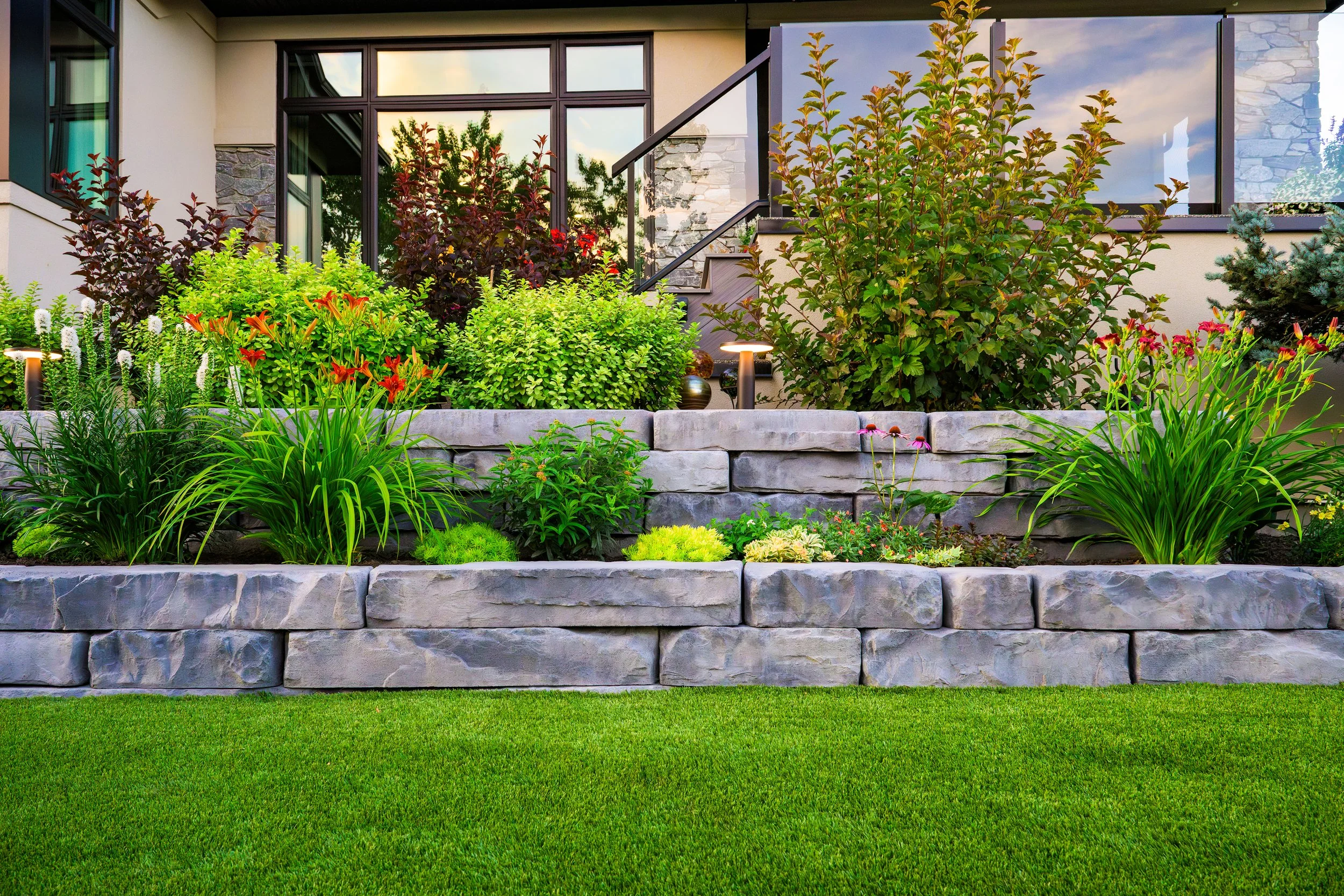 Garden Box Retaining Wall with abundant foliage, landscaping and greenery using Barkman Kodah Wall in Pacific Grey