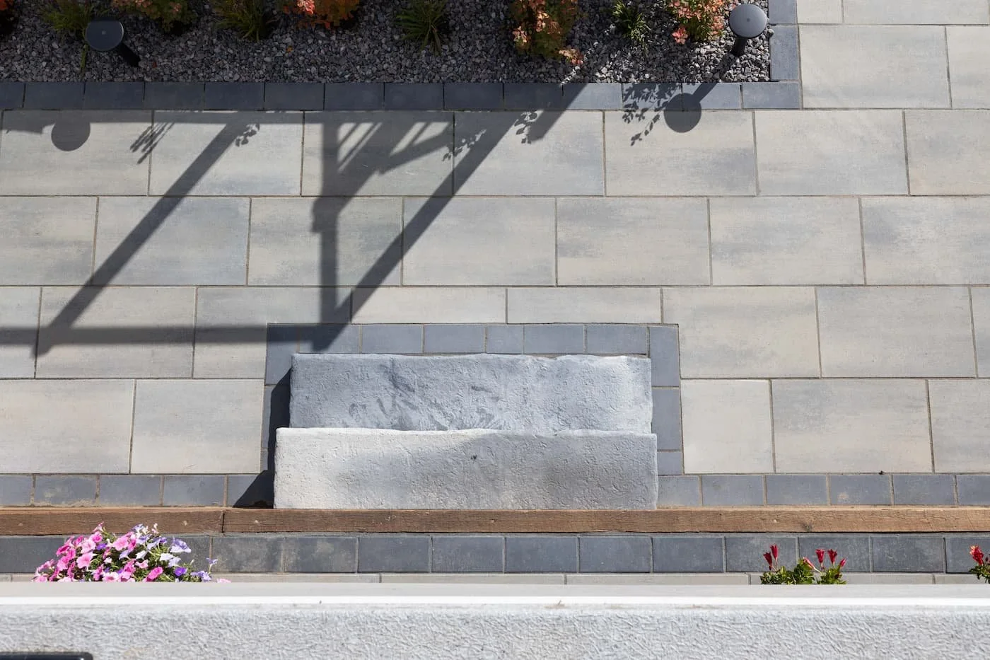 Bricklay Grande pavers in shale grey with onyx black border