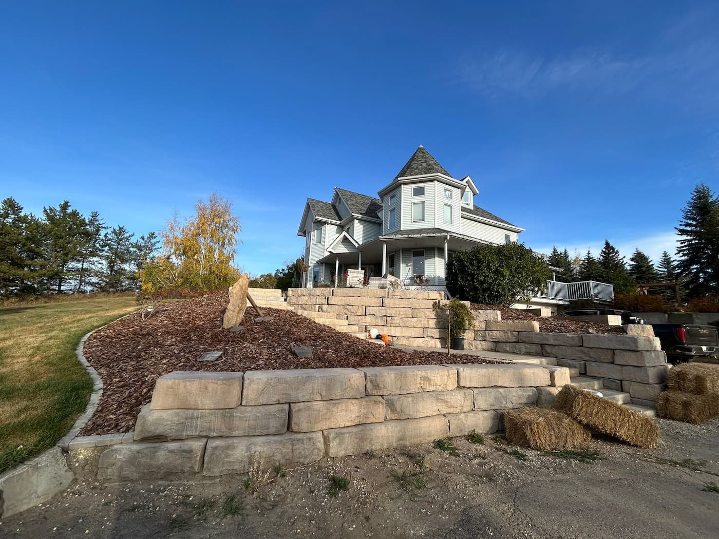 Showcasing Barkman Grande Ledge Wall with mulch bed landscaping and edging