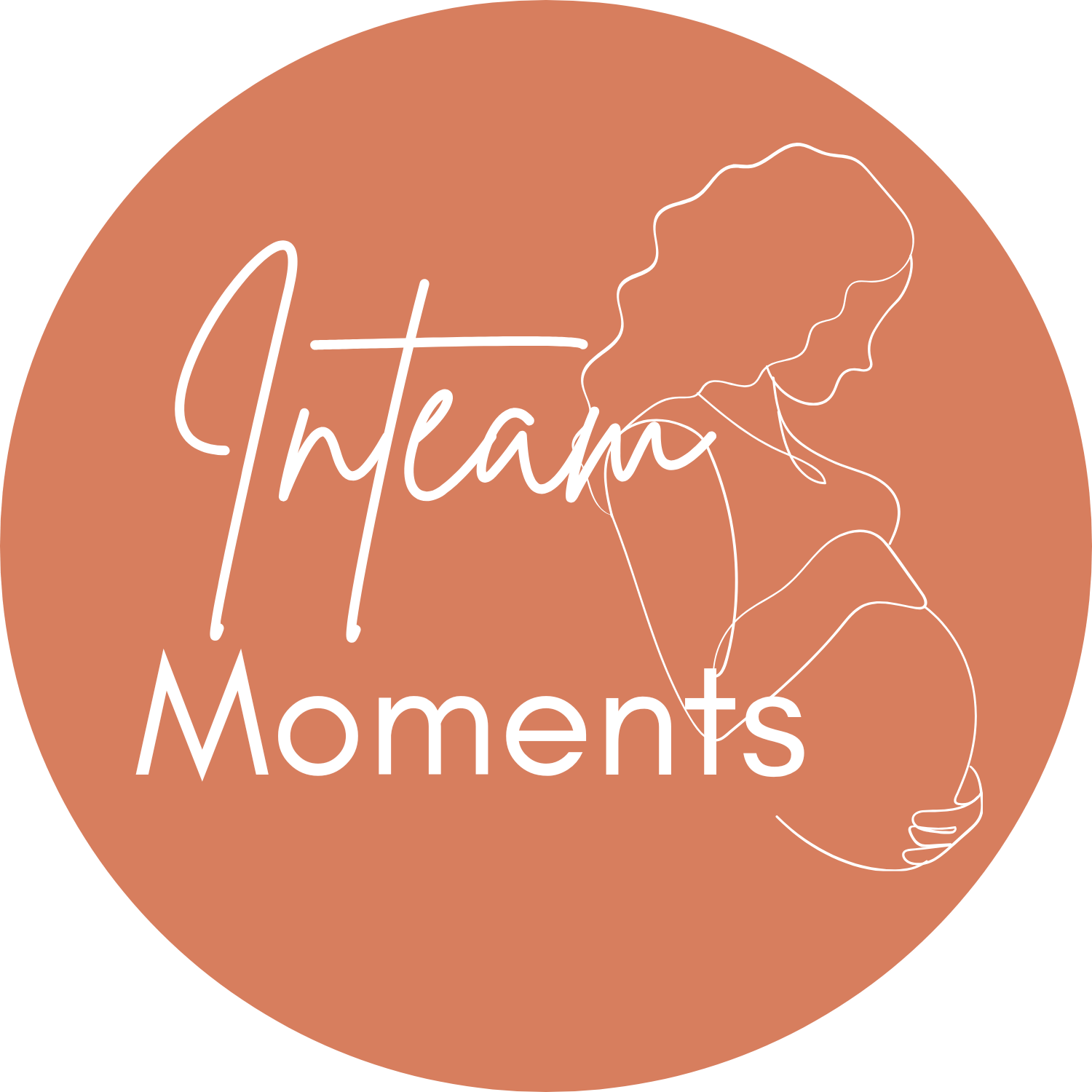 Rond oranje achtergrond met witte lijntekening van een vrouw die naar een ballon kijkt, met de tekst 'Intam Moments' in wit, geschreven in een sierlijk script en een eenvoudig lettertype.
