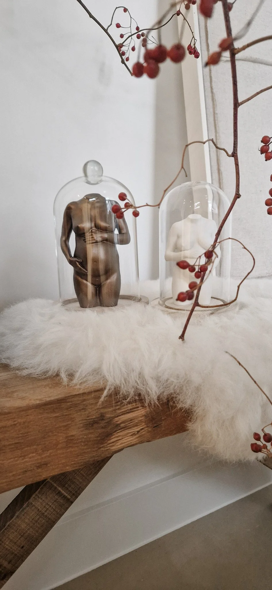 zwangerschapsbeeldje in een glazen stolp