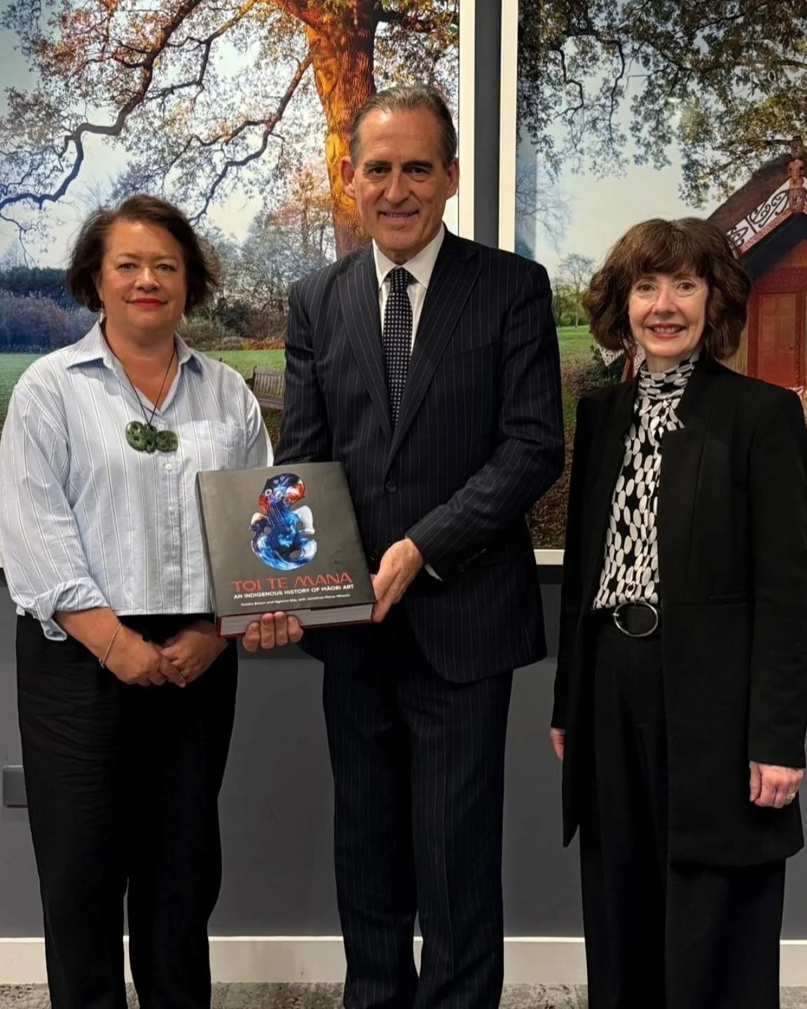 Congratulations to New Zealand art historians and authors Deidre Brown (right) and Ngarino Ellis (left) wbo have been awarded @apollomagazine's Book of the Year for their book Toi Te Mana: An Indigenous History of Māori Art ❤️.
 
The pair met with Hi