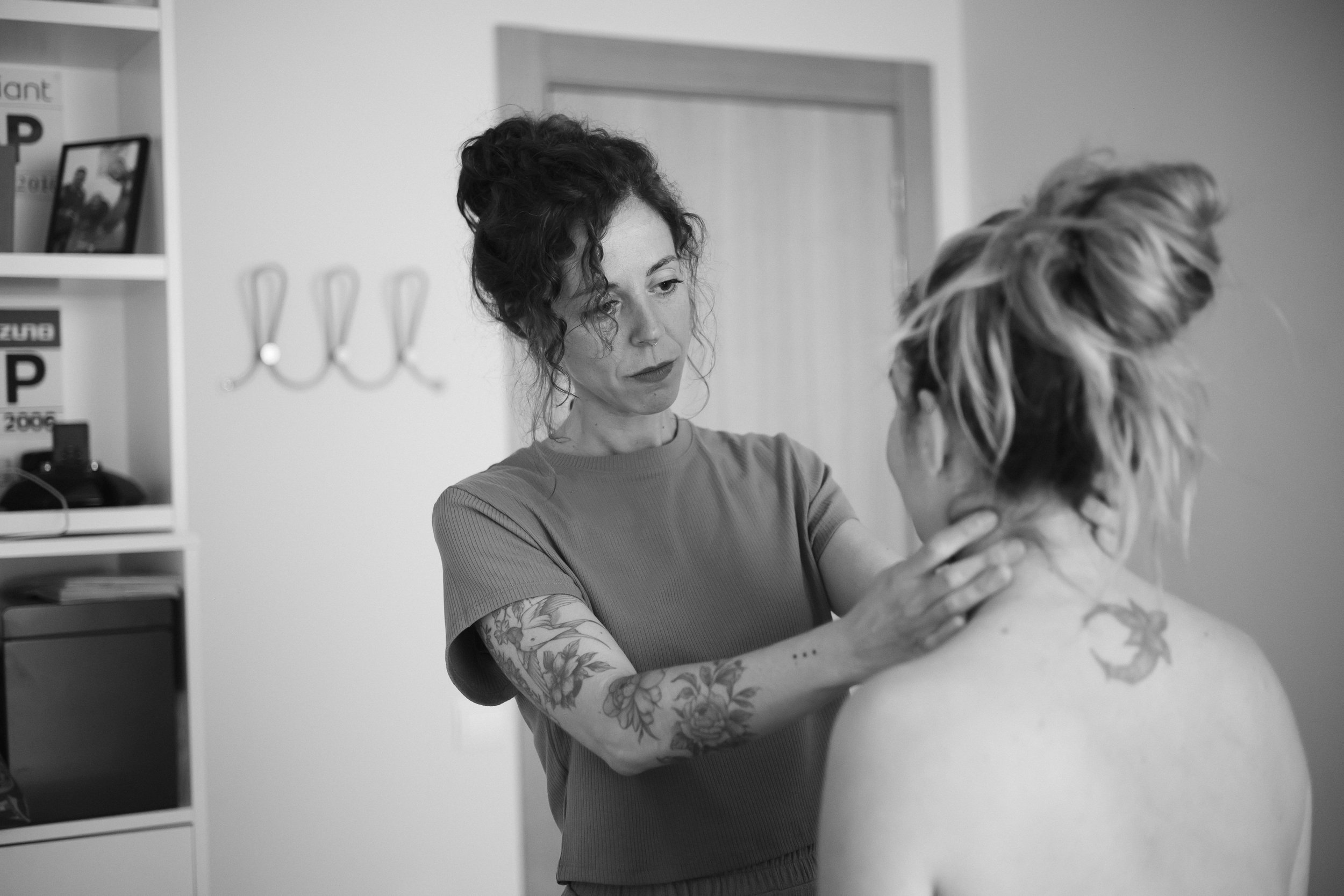 Alba trabaja sobre las cervicales de otra persona