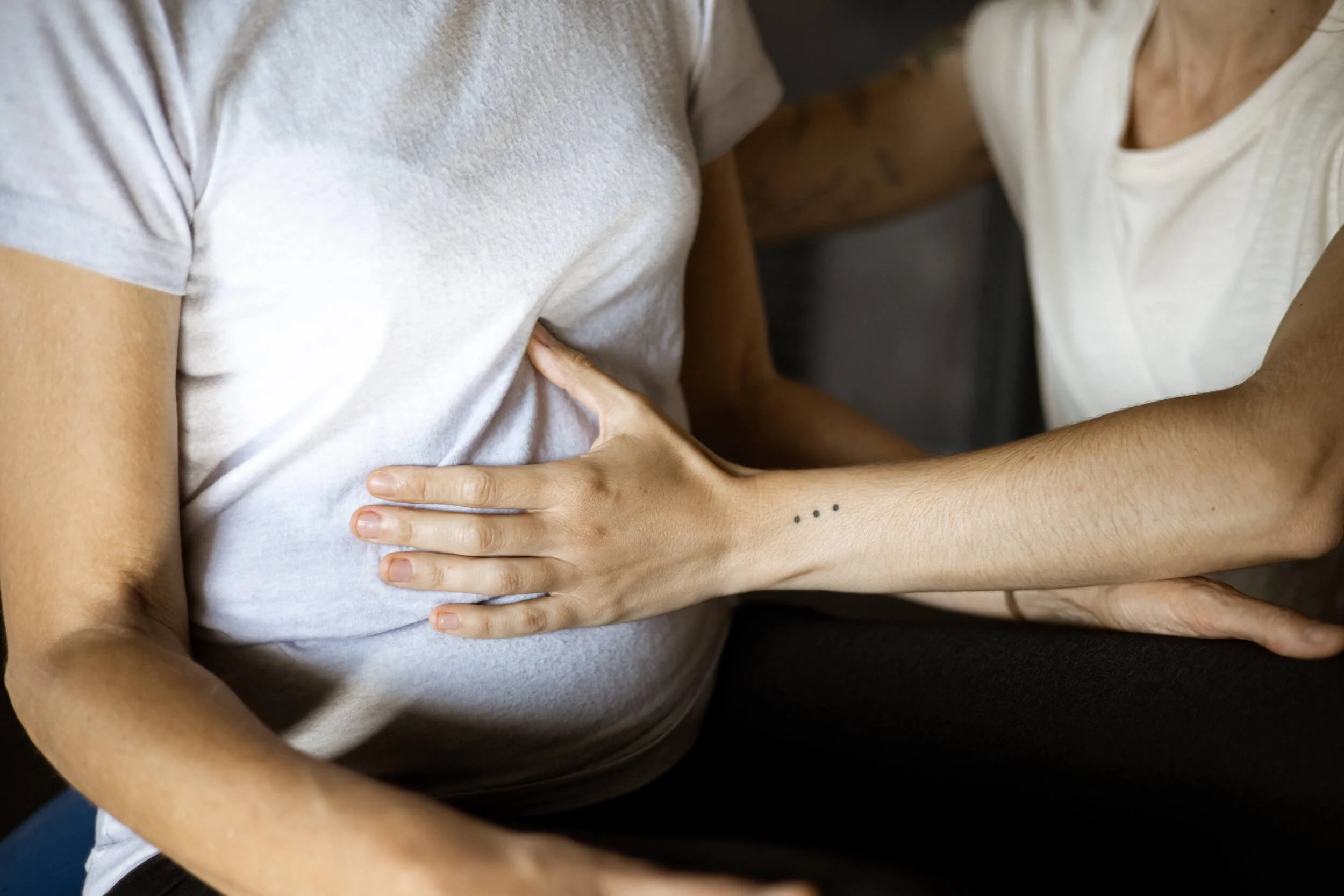 Primer plano de Alba guiando en la corrección de problemas posturales.