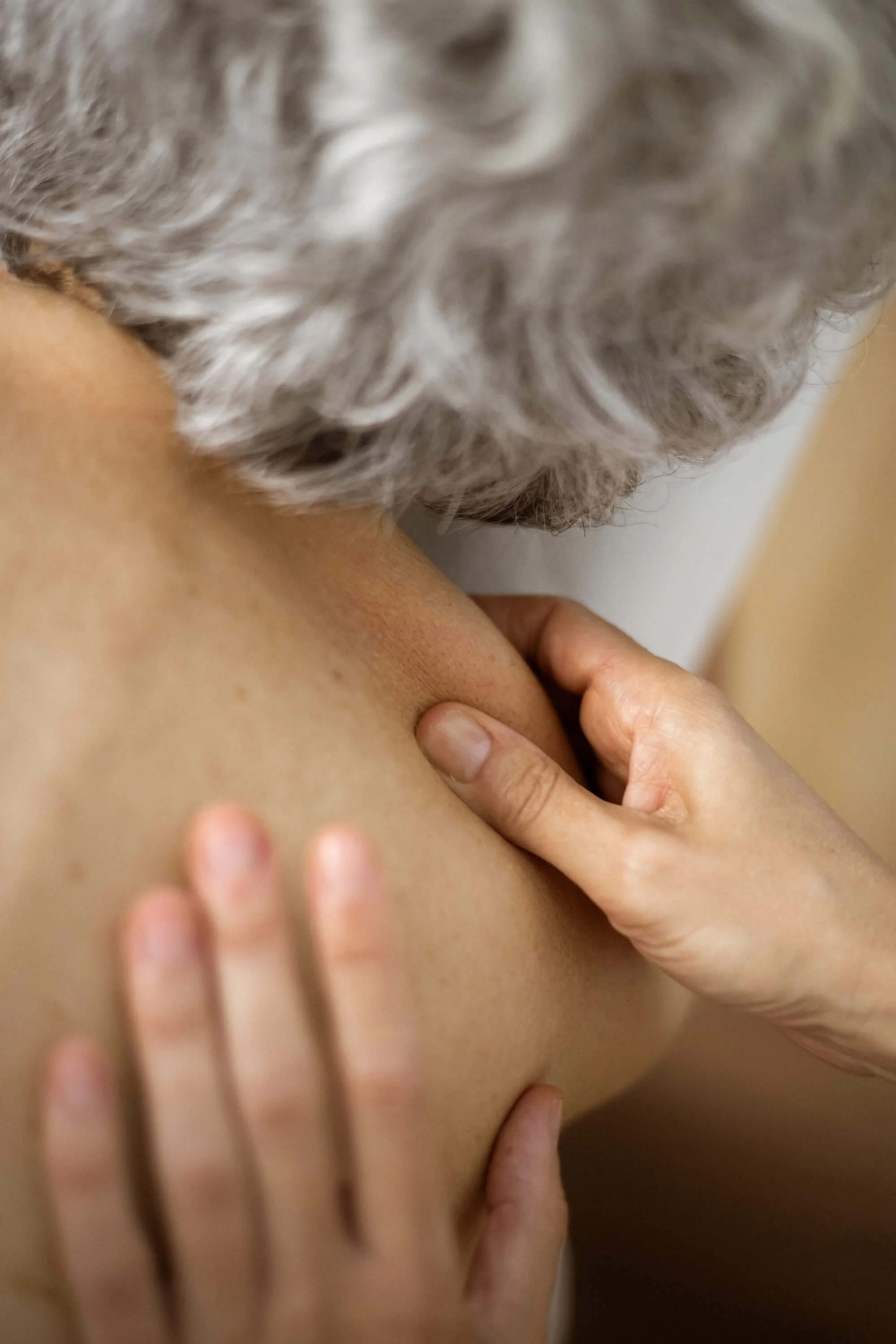 Persona recibiendo terapia en el hombro por parte de Alba.