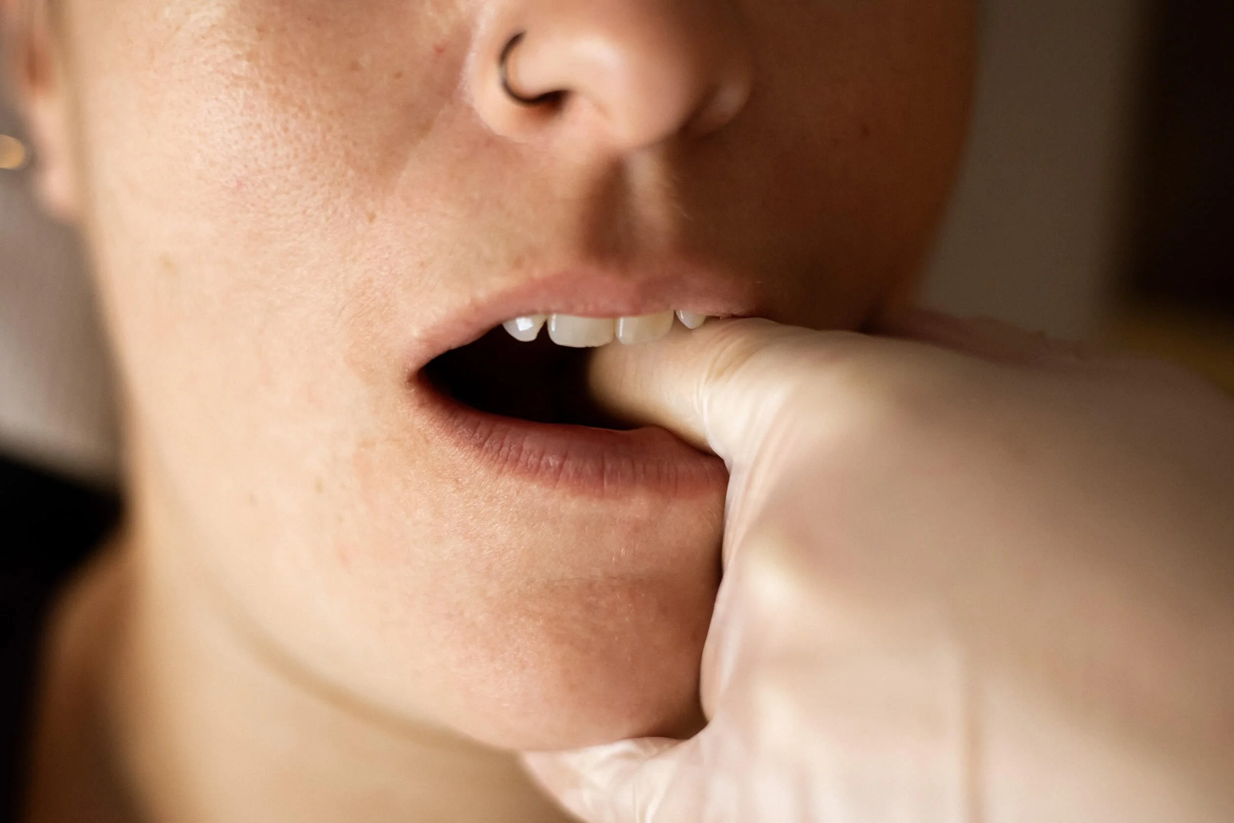 Una persona recibe terapia por bruxismo y dolor mandibular.