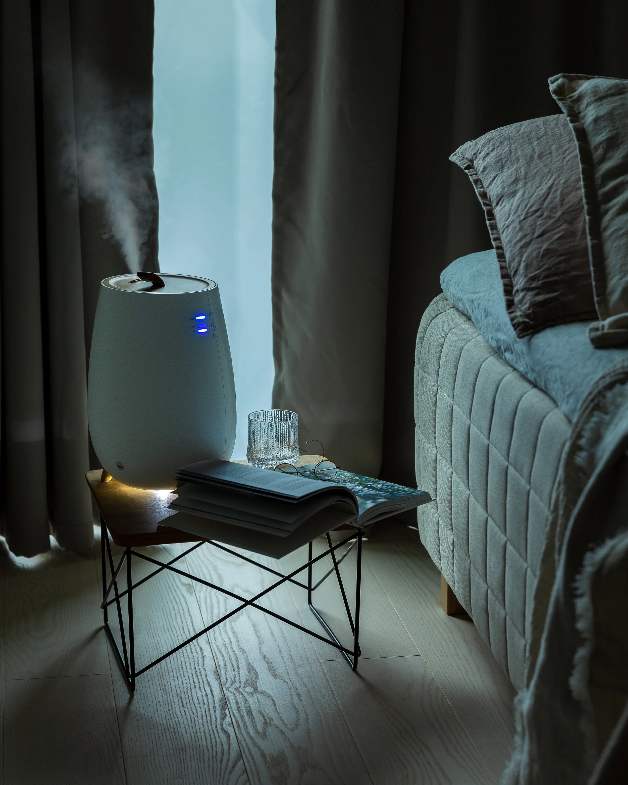 Humidifier_MoistS_HU-230W_in_bedroom_vertical_srgb_Fullres.jpg