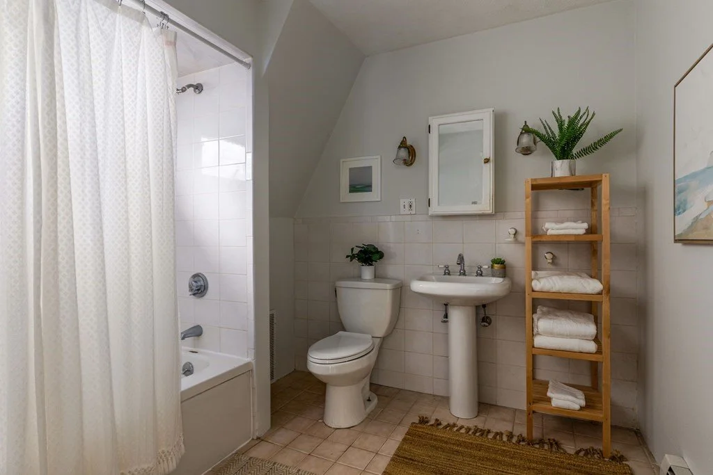 UpstairsBathroom.jpg