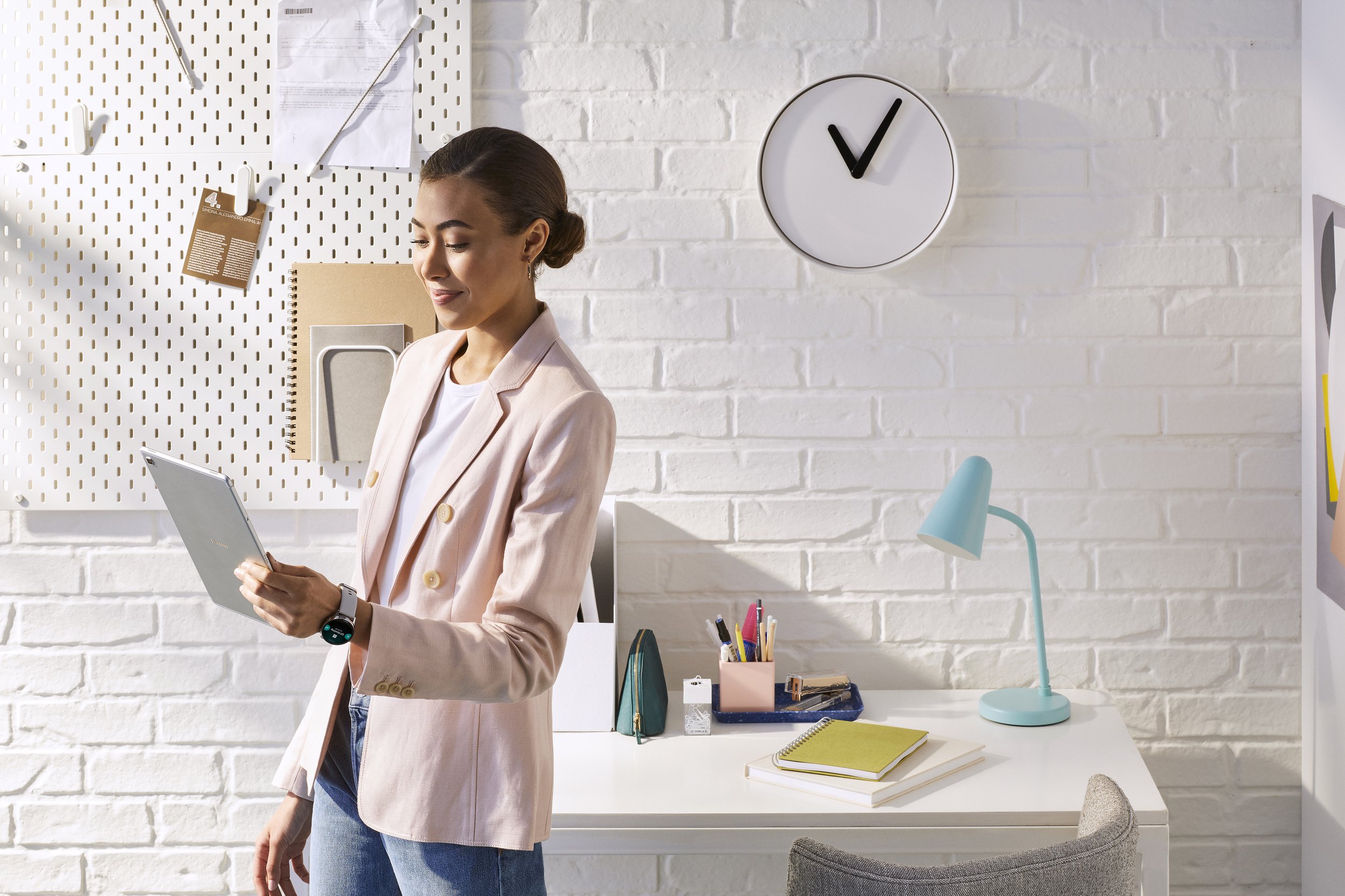 Day01_Shot02_Sienna_AtDesk_S5_Watch_0156_A.jpg
