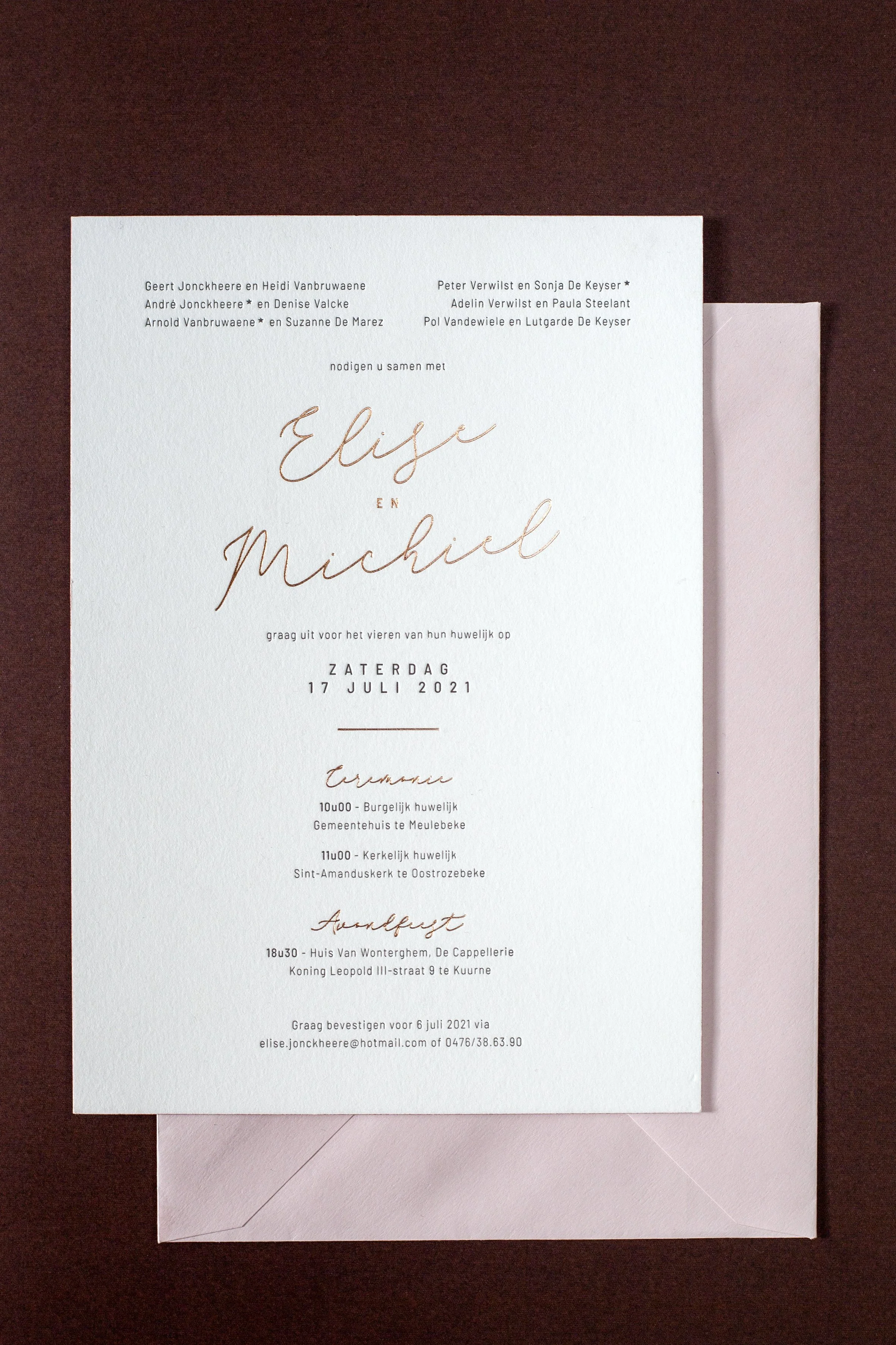 Een huwelijksuitnodiging met letterpress en hotfoil druk, folie op de snee, rosé goud folie.