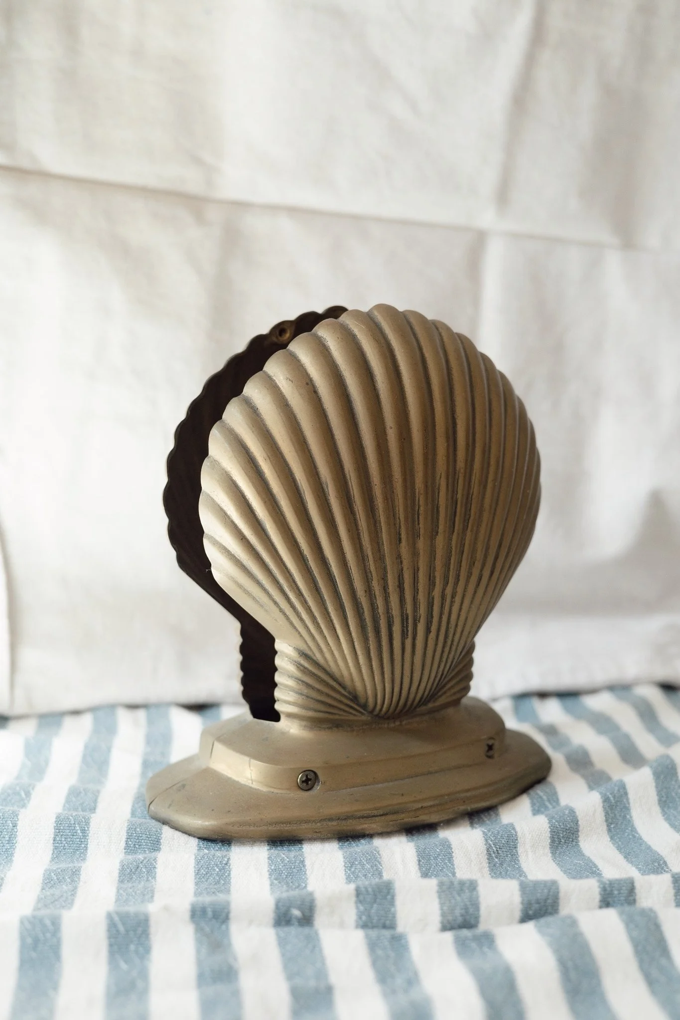 the scallop bookend