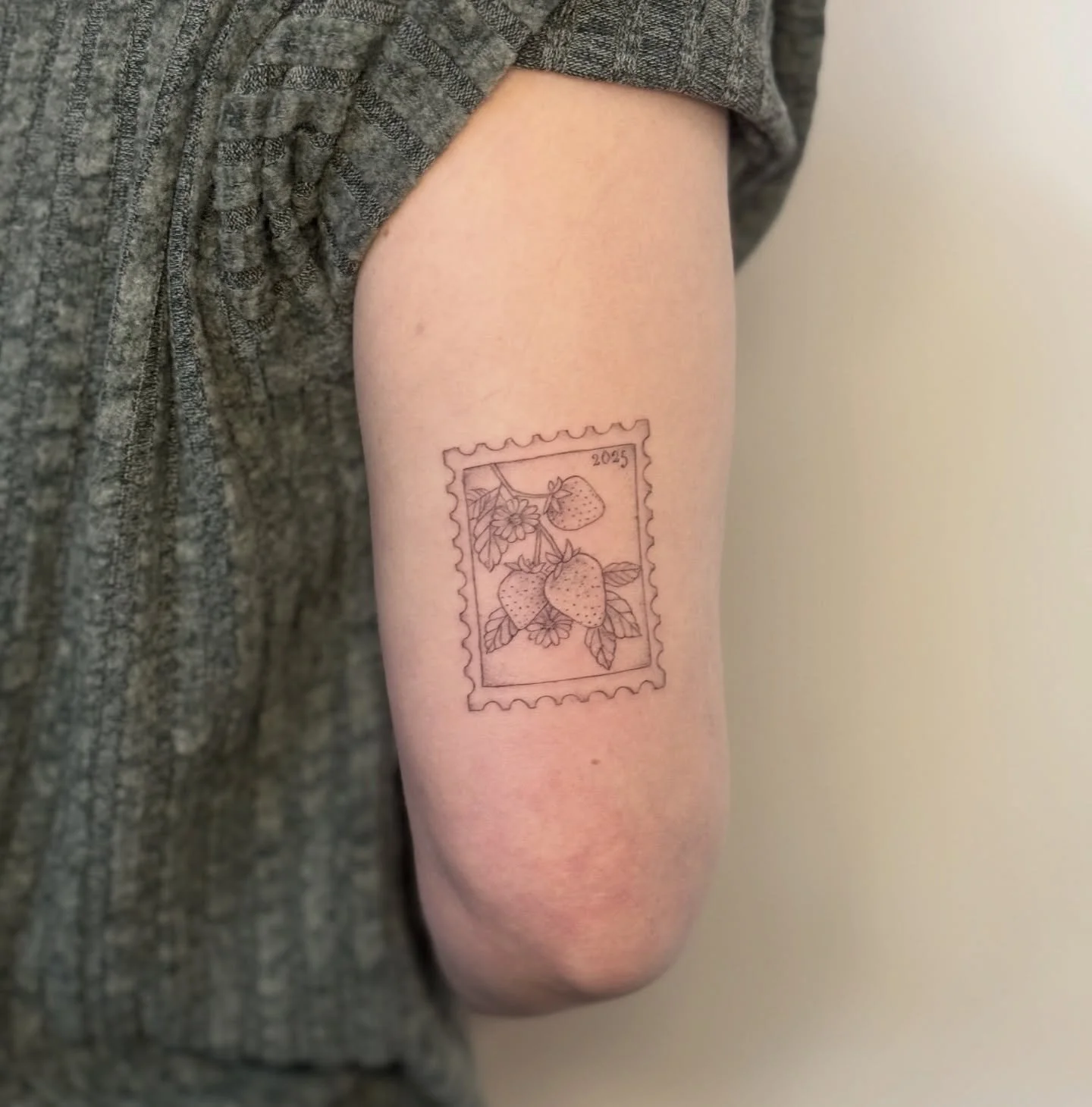 Black &amp; red fineline &mdash; soft, bold, and so unique.
Do you like this combo? ❤️🖤

🔥 Hashtags

#finelinetattoo #redandblacktattoo #finelineartist #nyctattooartist #microrealism #delicatetattoos #minimalink #tattooinspo #tattoostyle #tattooart