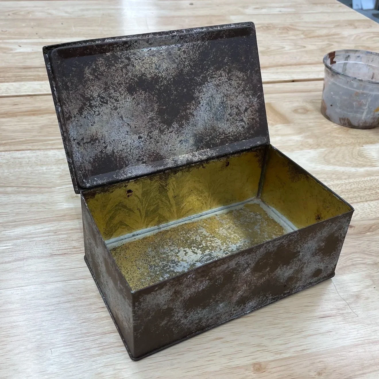 Dirty box - Mother Courage and Her Children