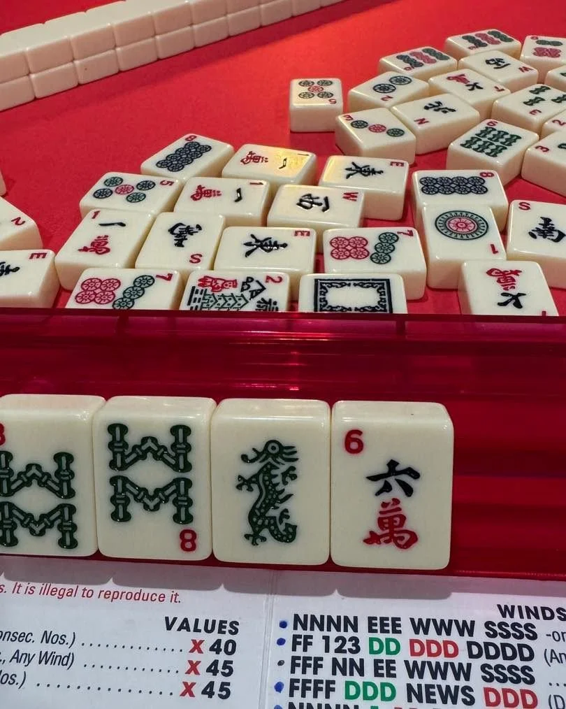 A good Mahjong lesson should feel like:
☕ Coffee with a friend
🎓 With actual structure
💡 Ending with &ldquo;I get it now!&rdquo;
✨ Book your first lesson and feel the difference.

Sign up for my upcoming Mahjong group lesson, and leave feeling exci