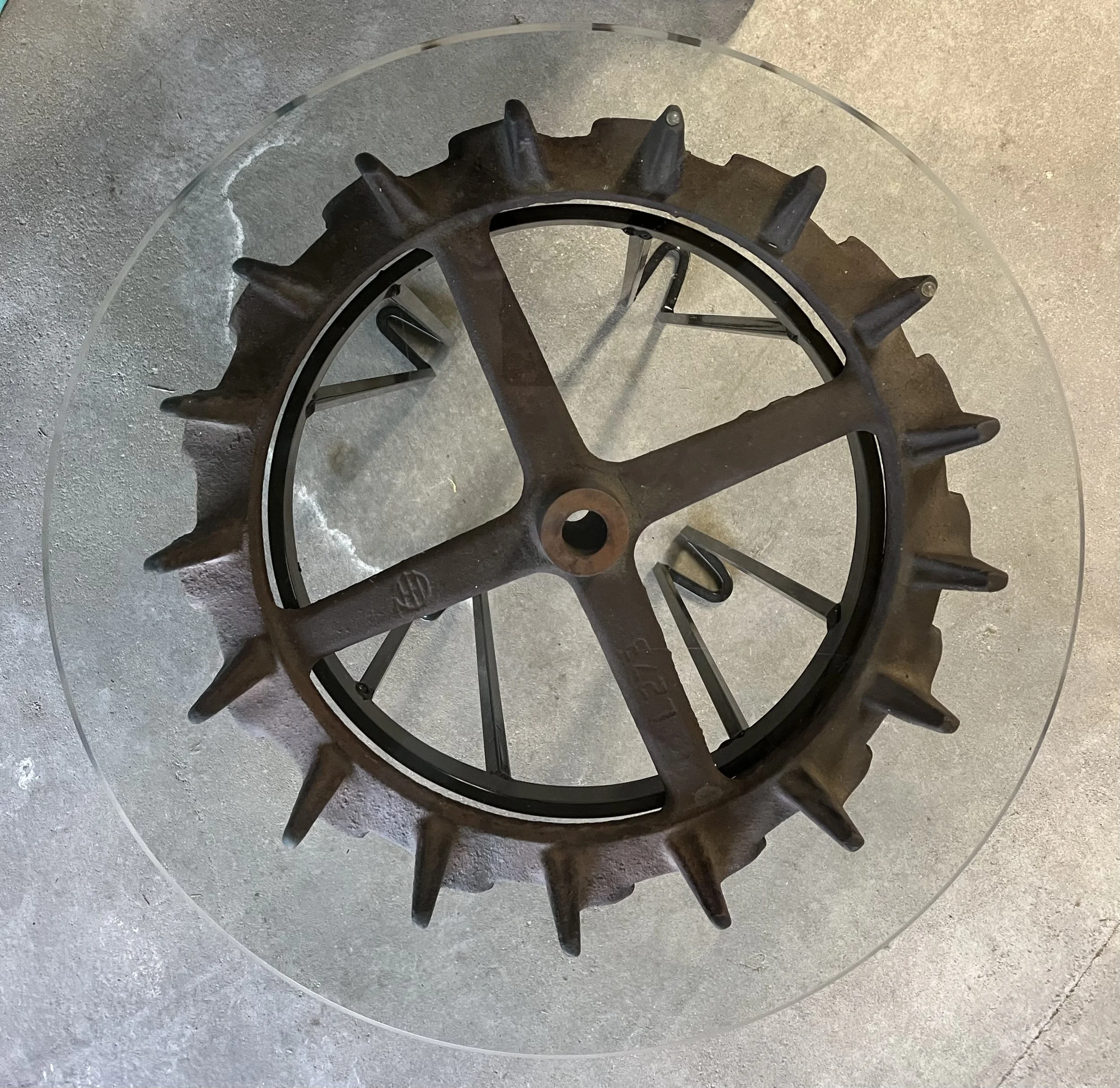 En Pointe Side Table