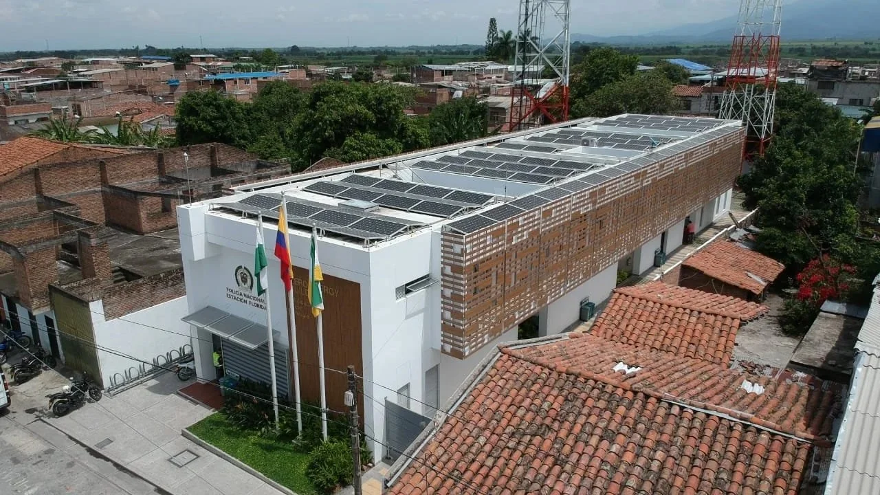 Perspectiva de la Estación de Policía Cero energía en Florida, Valle, Colombia, diseñada por el arquitecto Jorge Eduardo Acosta Acosta, proyecto con diseño bioclimático y sostenible