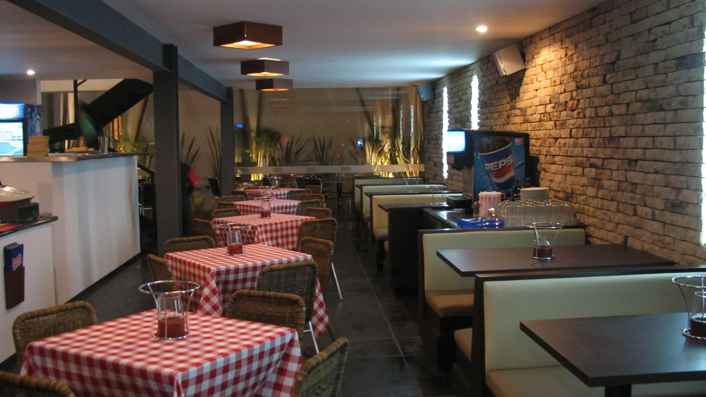 Foto de la sucursal Jeno´s Pizza en Bogotá, Colombia, cuyo diseño fue realizado por el arquitecto colombiano Jorge Eduardo Acosta Acosta