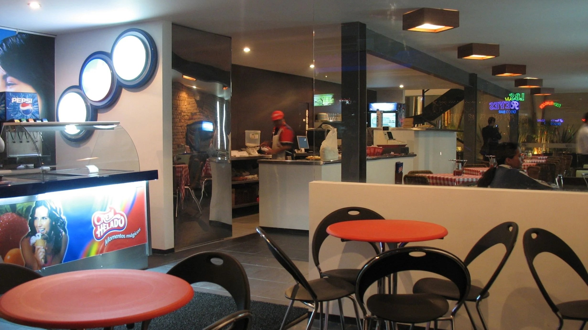 Foto de la sucursal Jeno´s Pizza en Bogotá, Colombia, cuyo diseño fue realizado por el arquitecto colombiano  Jorge Eduardo Acosta Acosta