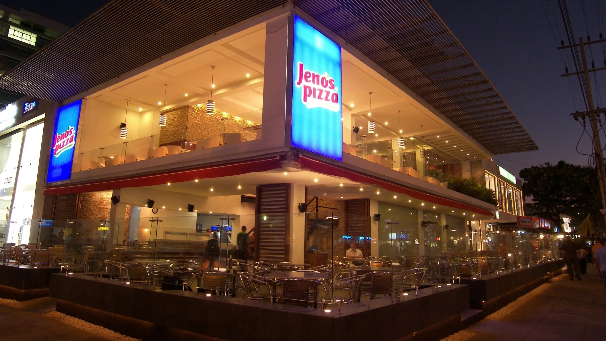 Foto de la sucursal Jeno´s Pizza en Bocagrande, Cartagena, Colombia, cuyo diseño fue realizado por el arquitecto colombiano  Jorge Eduardo Acosta Acosta