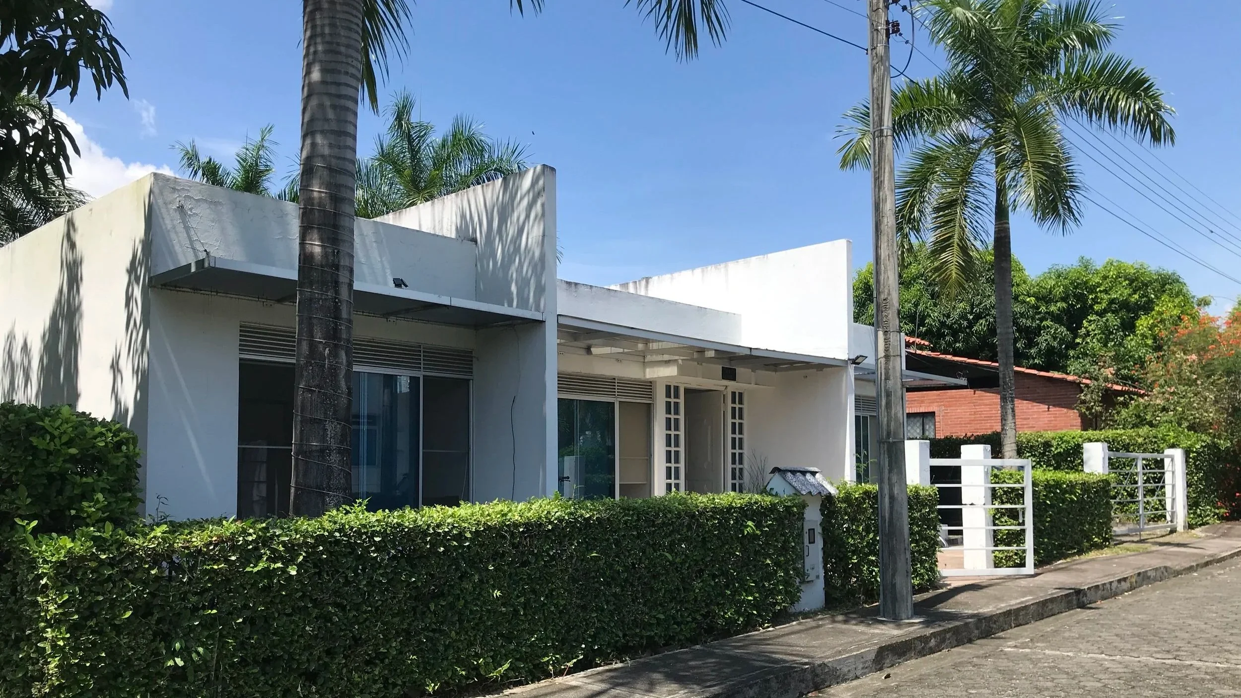 Foto de la casa campestre en el condominio Santa Ana, Flandes, Colombia, diseñada por el arquitecto Jorge Eduardo Acosta Acosta, proyecto con diseño bioclimático y sostenible
