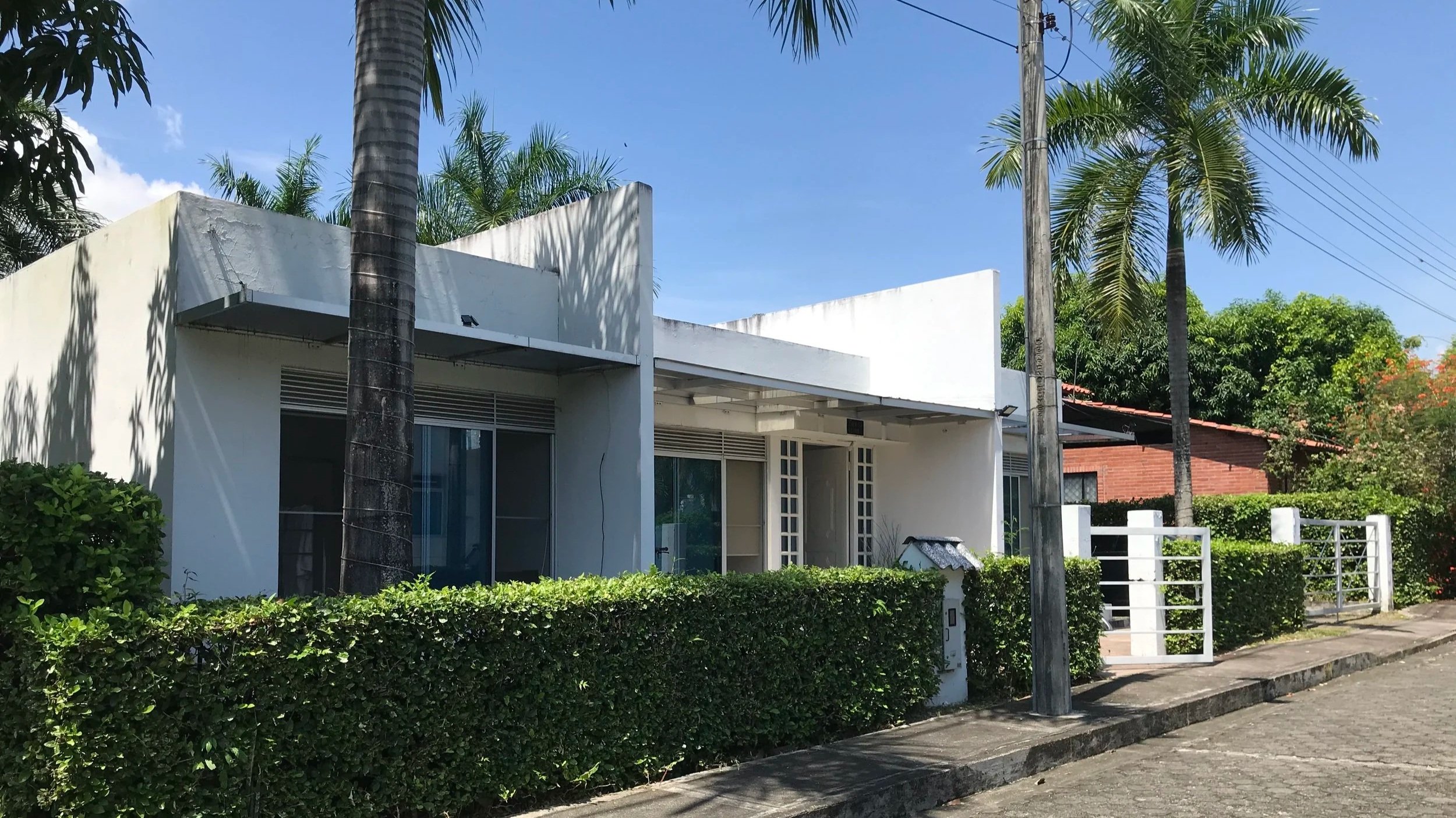 foto de la casa campestre en el condominio Santa Ana, Flandes, Colombia, diseñada por el arquitecto Jorge Eduardo Acosta Acosta, proyecto con diseño bioclimático y sostenible