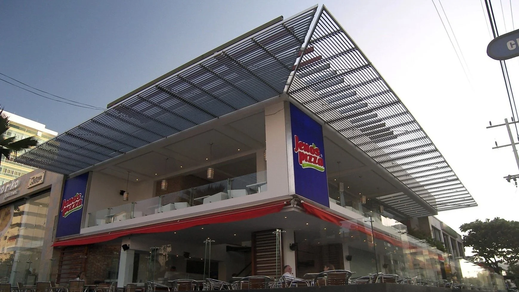 Foto de la sucursal Jeno´s Pizza en Bocagrande, Cartagena, Colombia, cuyo diseño fue realizado por el arquitecto  colombiano Jorge Eduardo Acosta Acosta