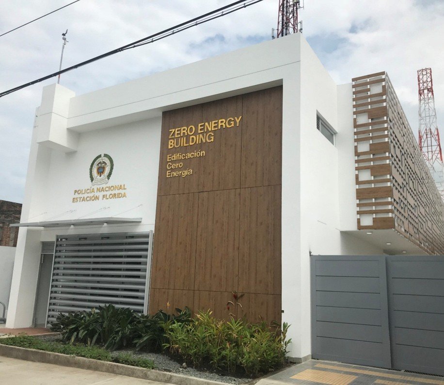 Estación de Policía Cero Energía en Florida, Valle, Colombia, diseñada por el arquitecto Jorge Eduardo Acosta Acosta, que cuenta con criterios de arquitectura bioclimática y sostenibilidad.