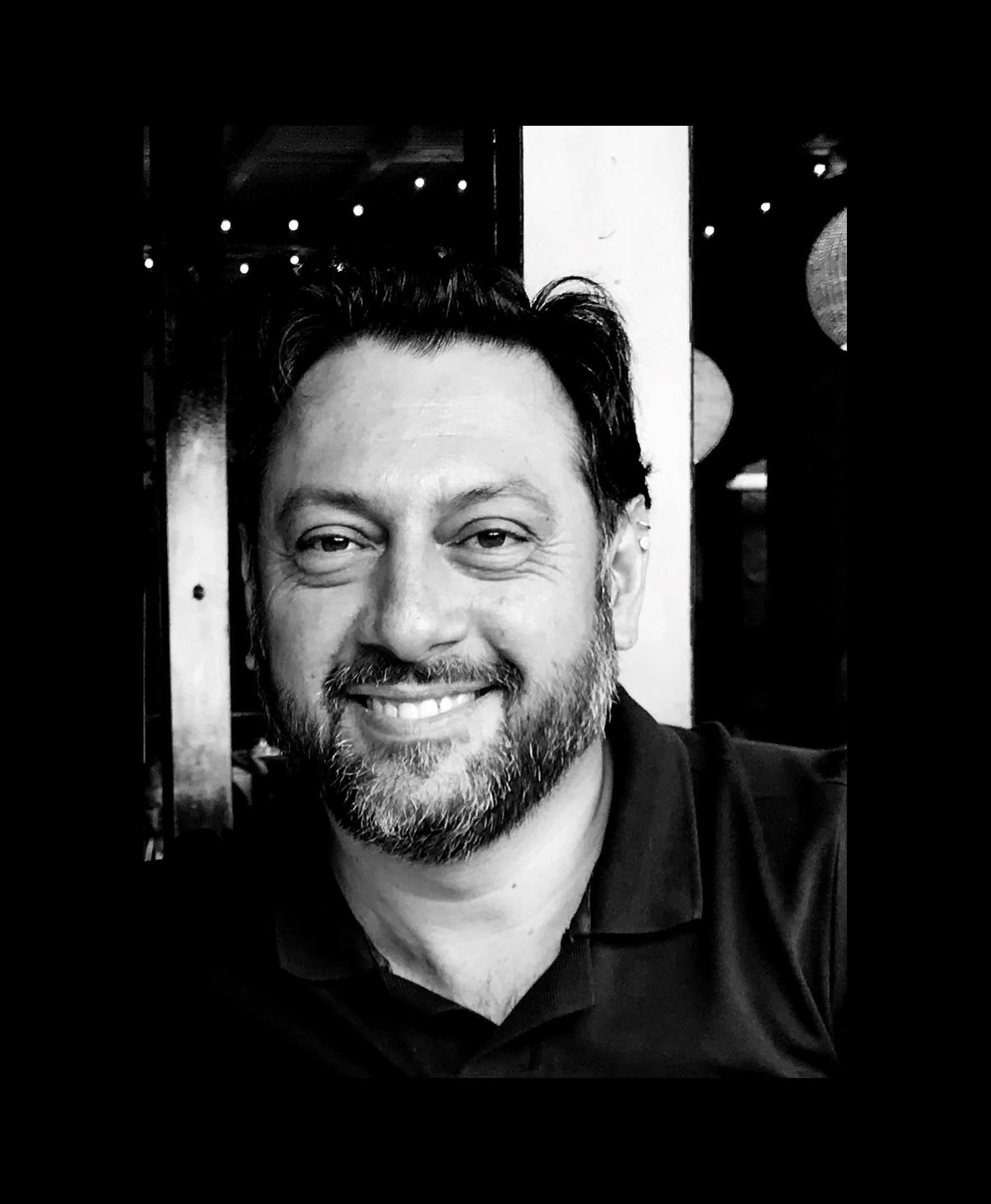 Retrato del arquitecto colombiano Jorge Eduardo Acosta Acosta, magister en arquitectura bioclimática y famoso por ser ganador de los premios a la eficiencia energética en colombia y premios latinoamérica verde