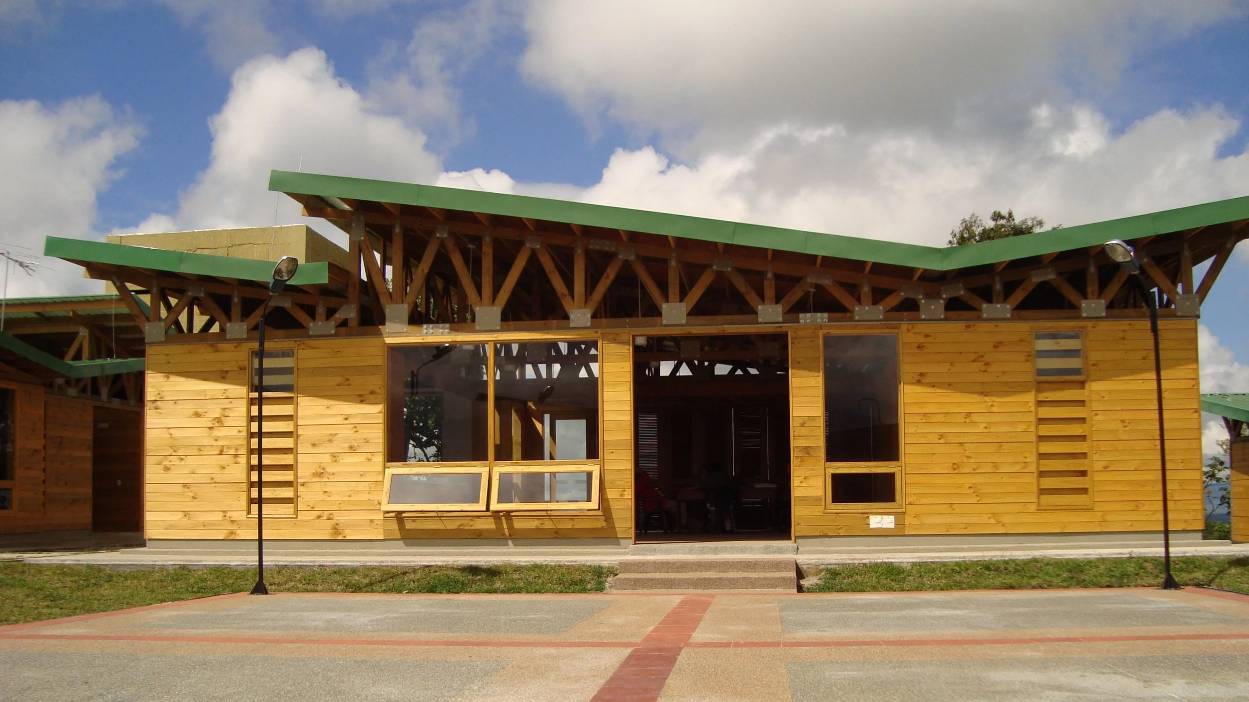 Perspectiva del Fuerte de Carabineros de Policía, Quindío, Colombia, cuyo diseño bioclimático fue realizado por el arquitecto  colombiano Jorge Eduardo Acosta Acosta, proyecto con diseño bioclimático y sostenible