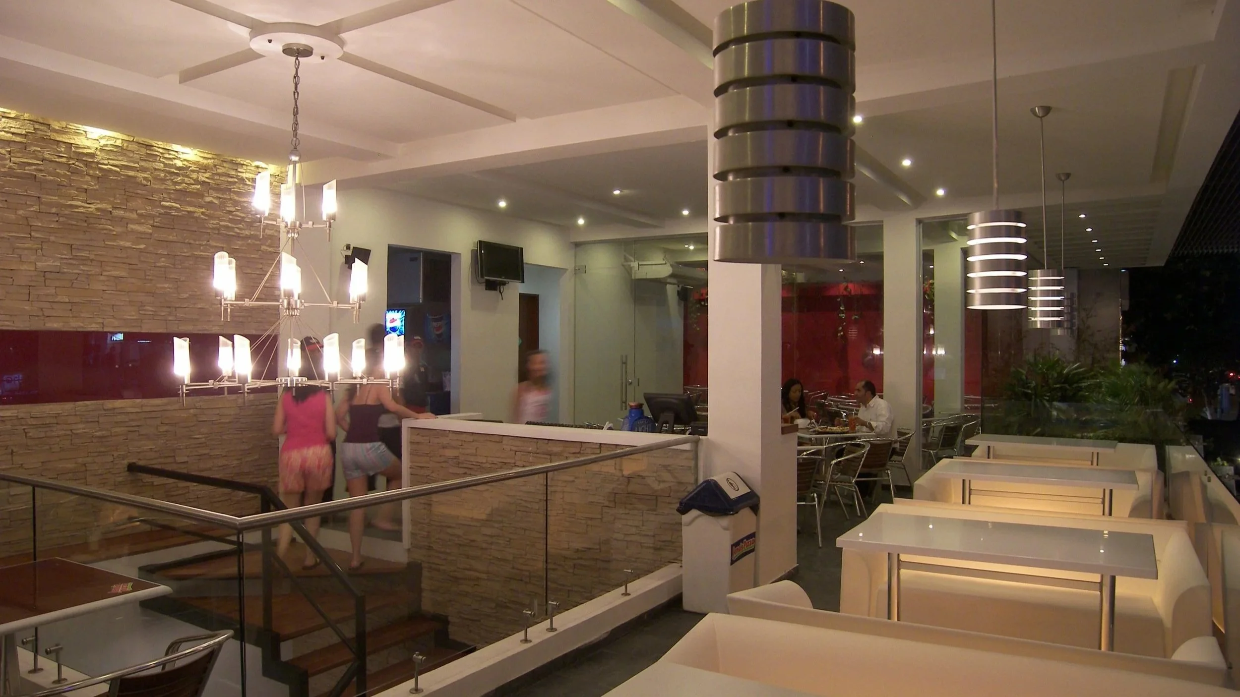 Foto del interior de la sucursal Jeno´s Pizza en Bocagrande, Cartagena, Colombia, cuyo diseño fue realizado por el arquitecto colombiano Jorge Eduardo Acosta Acosta