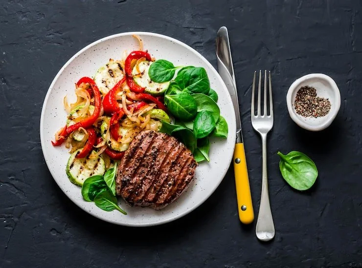 beef-steak-with-grilled-vegetables-sweet-pepper-zucchini-fresh-spinach-dark-background_624178-1069.jpg