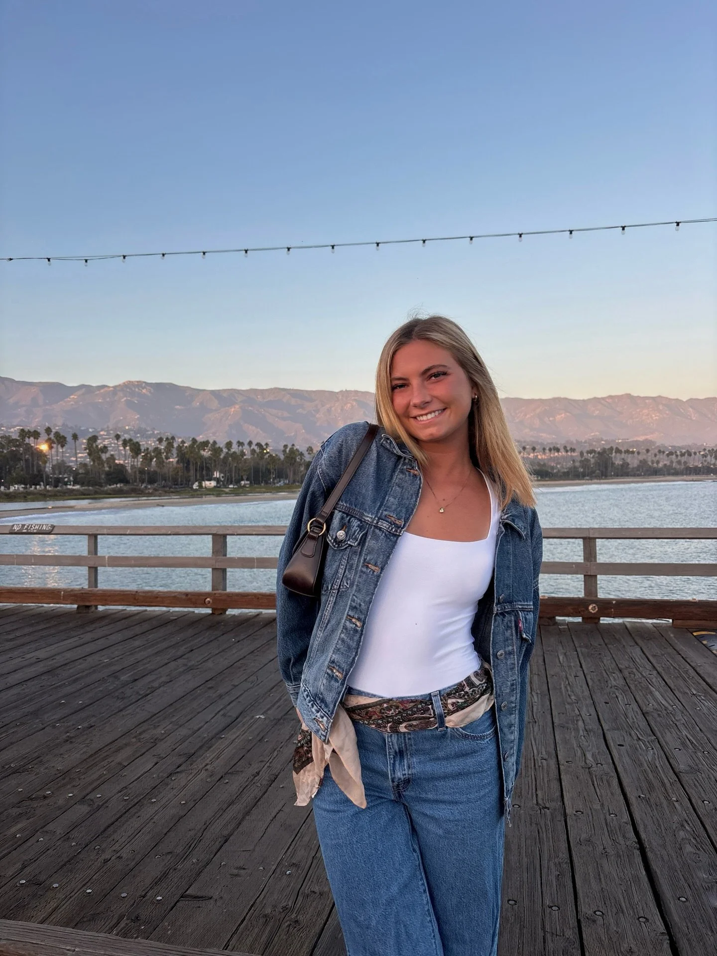 Fall quarter in our favorite place🤍

#santabarbara #ucsb #alphaphi