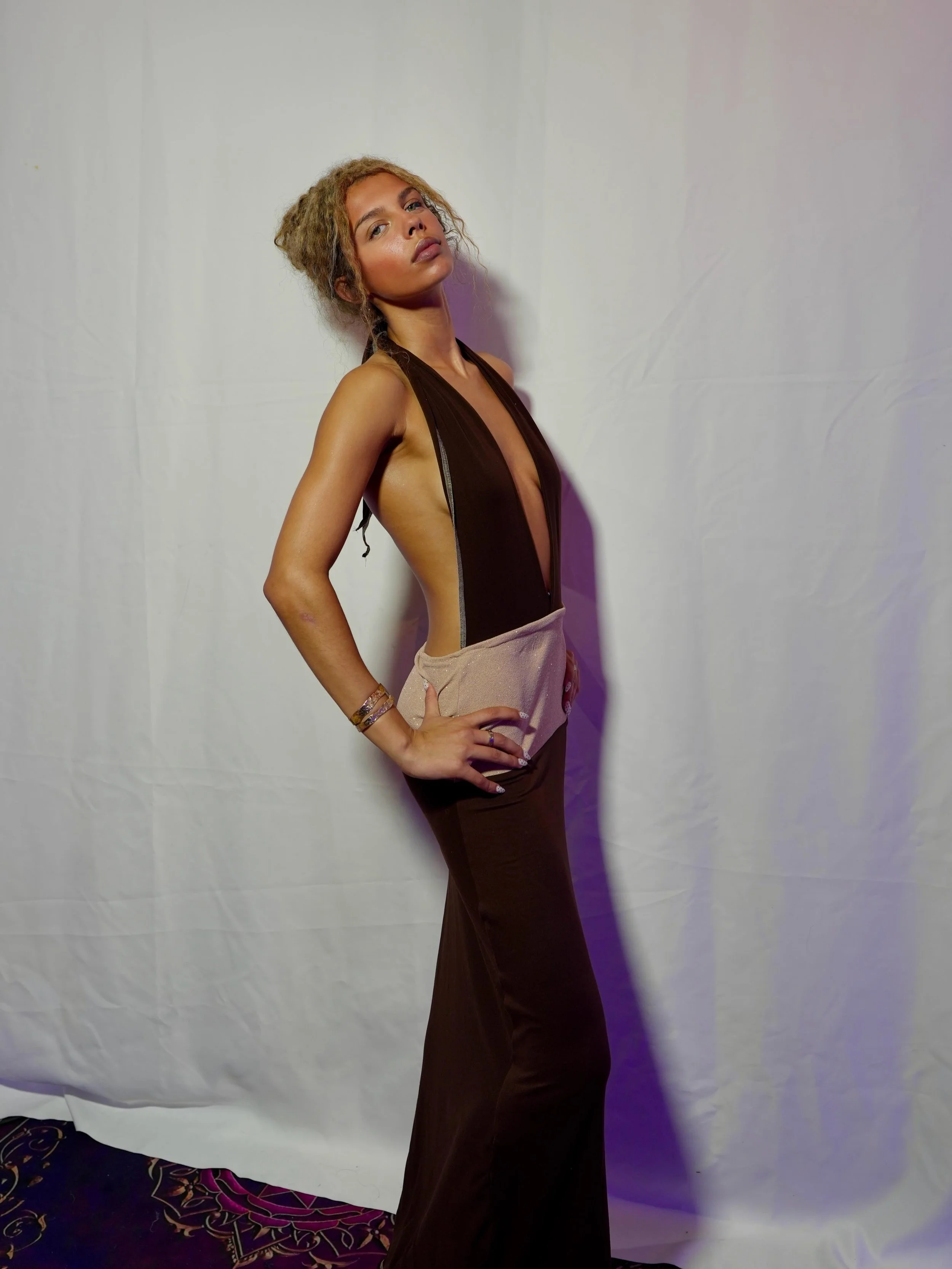 low cut backless brown dress

Model: @avaa_hammond
