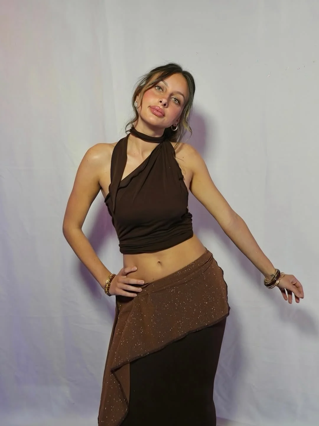 chocolate brown set with glitter belt

Model: @kaidynn.allizae