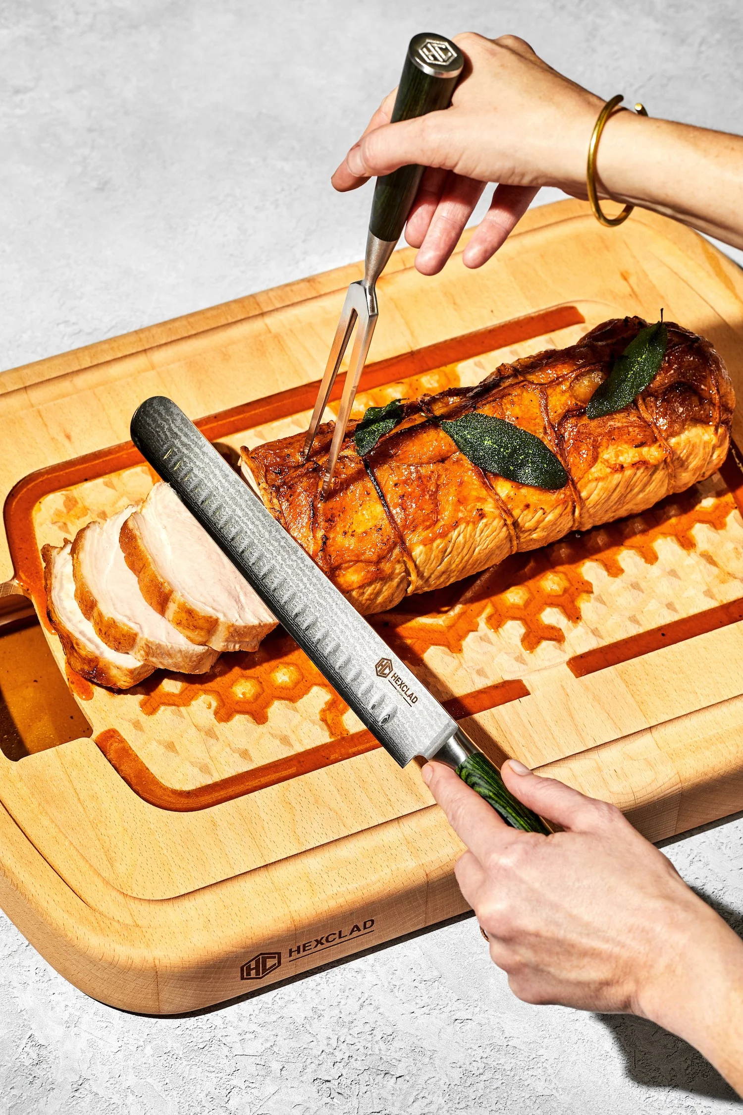 HexClad_HybridCuttingBoard-CarvingSet_PorkRoast_05-29-24_KF_02.jpg