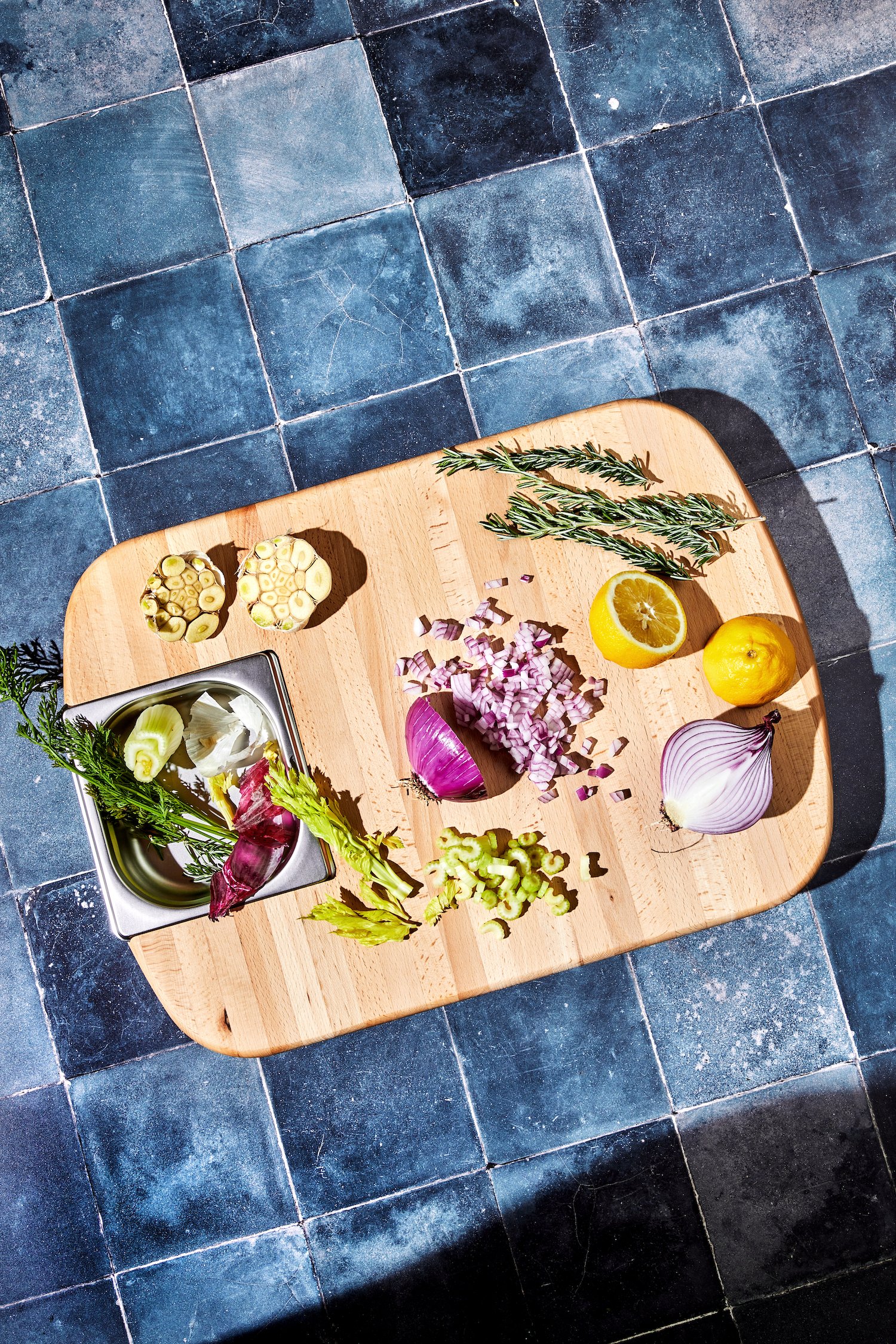 HexClad_HybridCuttingBoard_Veggies_05-29-24_KF_01.jpg