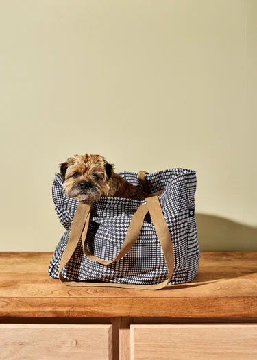 HexClad_MarketBag_OnyxHoundstooth_AP-MBG-HTBL_022025_KF_08 Hamish.webp