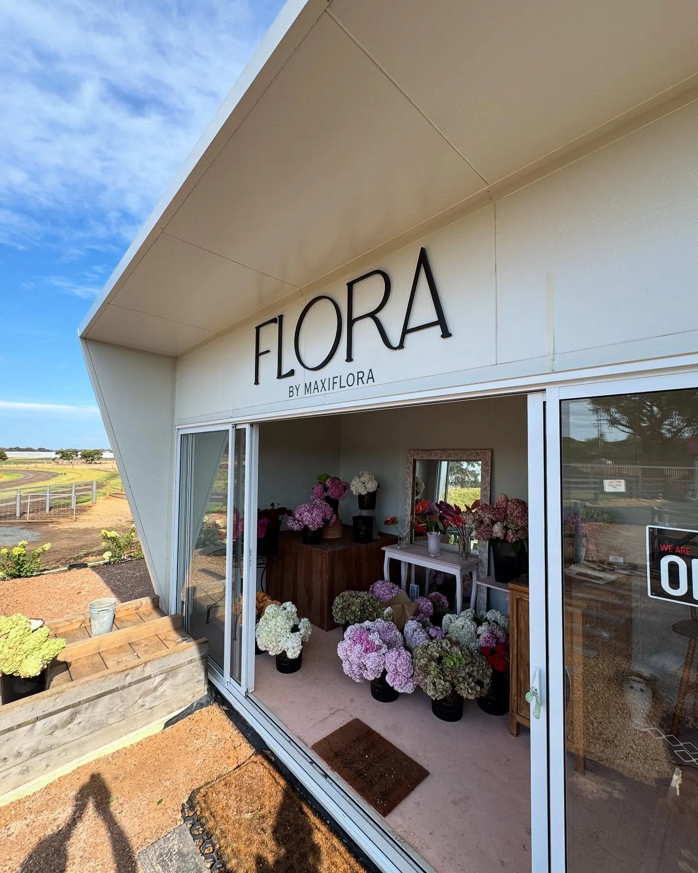 Your place for road side flowers @flora.maxiflora 

#archisign 
#signs 
#maxiflora 
#phillipisland
